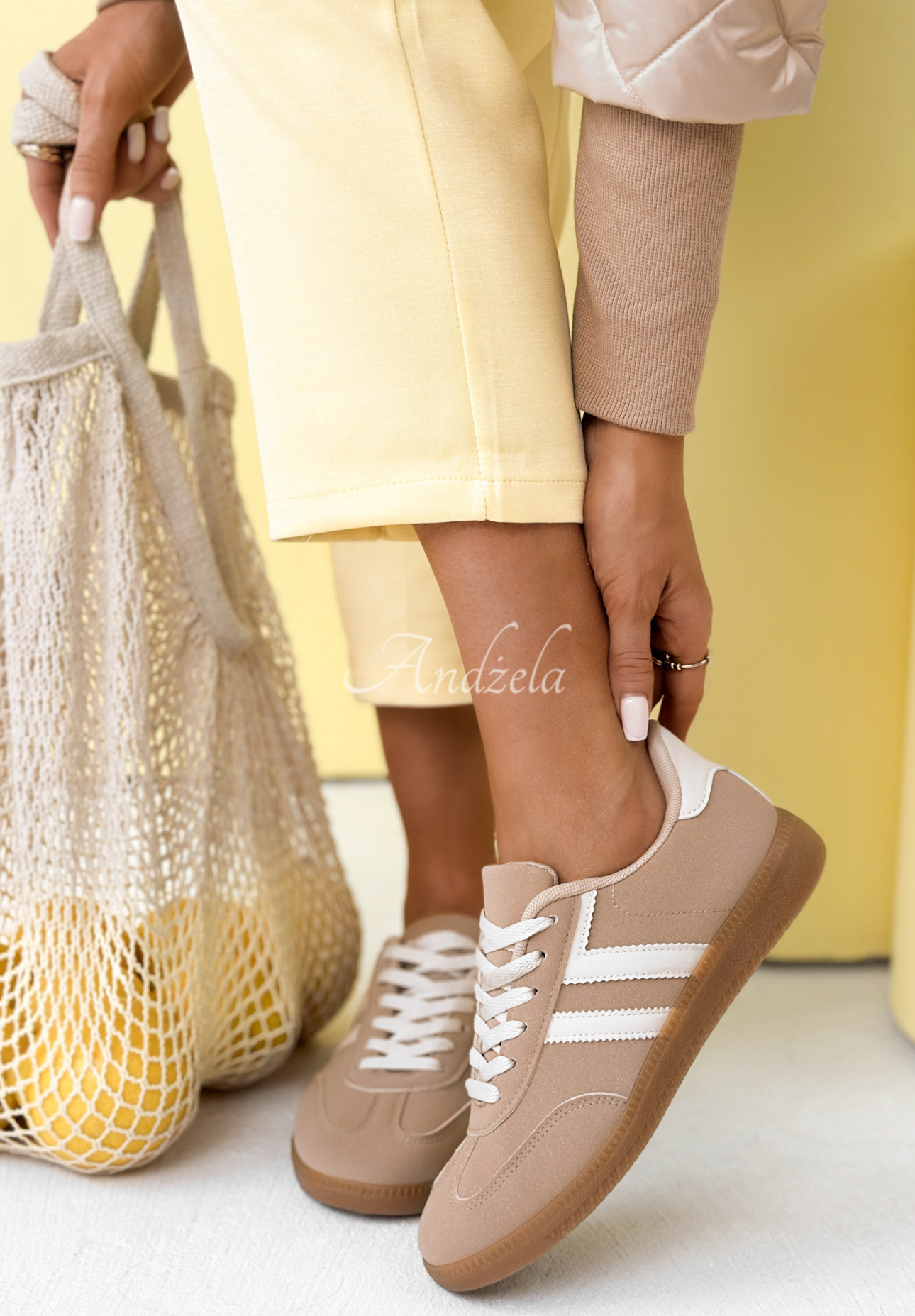 Sneaker Walking On Flowers Beige