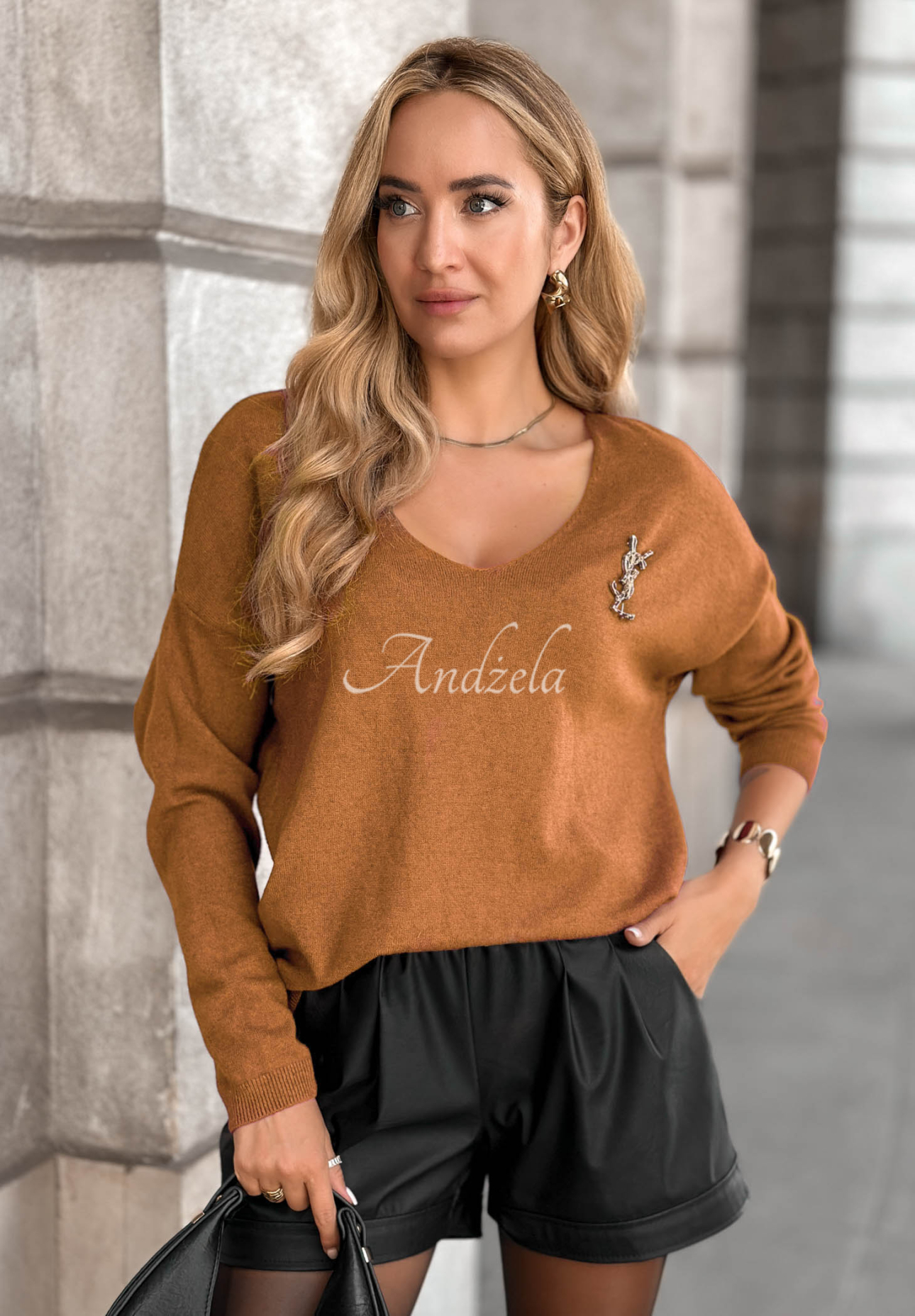 Leichter Pullover mit Ausschnitt Sensibility Senffarben