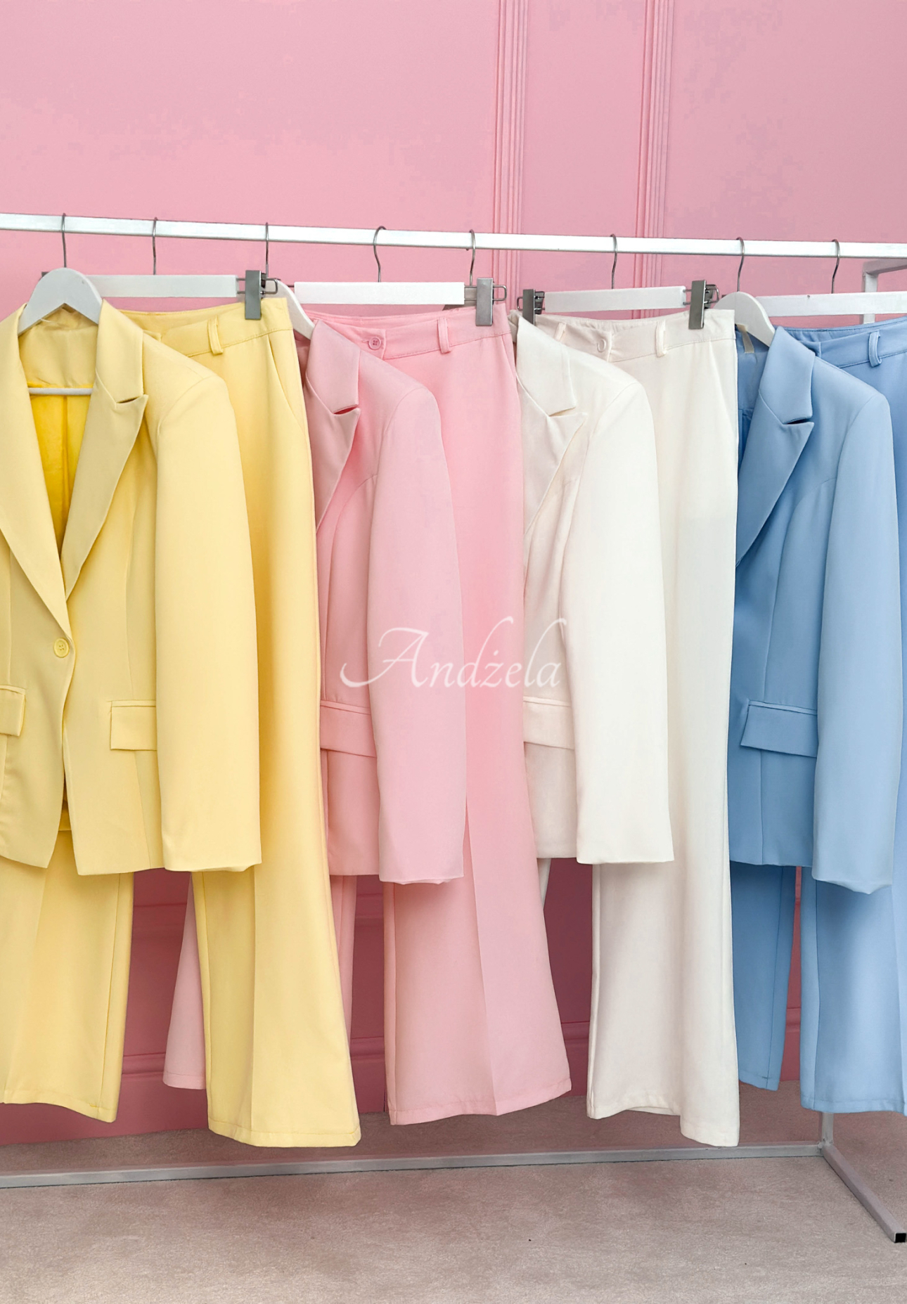 Fitted women's suit with flared legs Coctail Party yellow