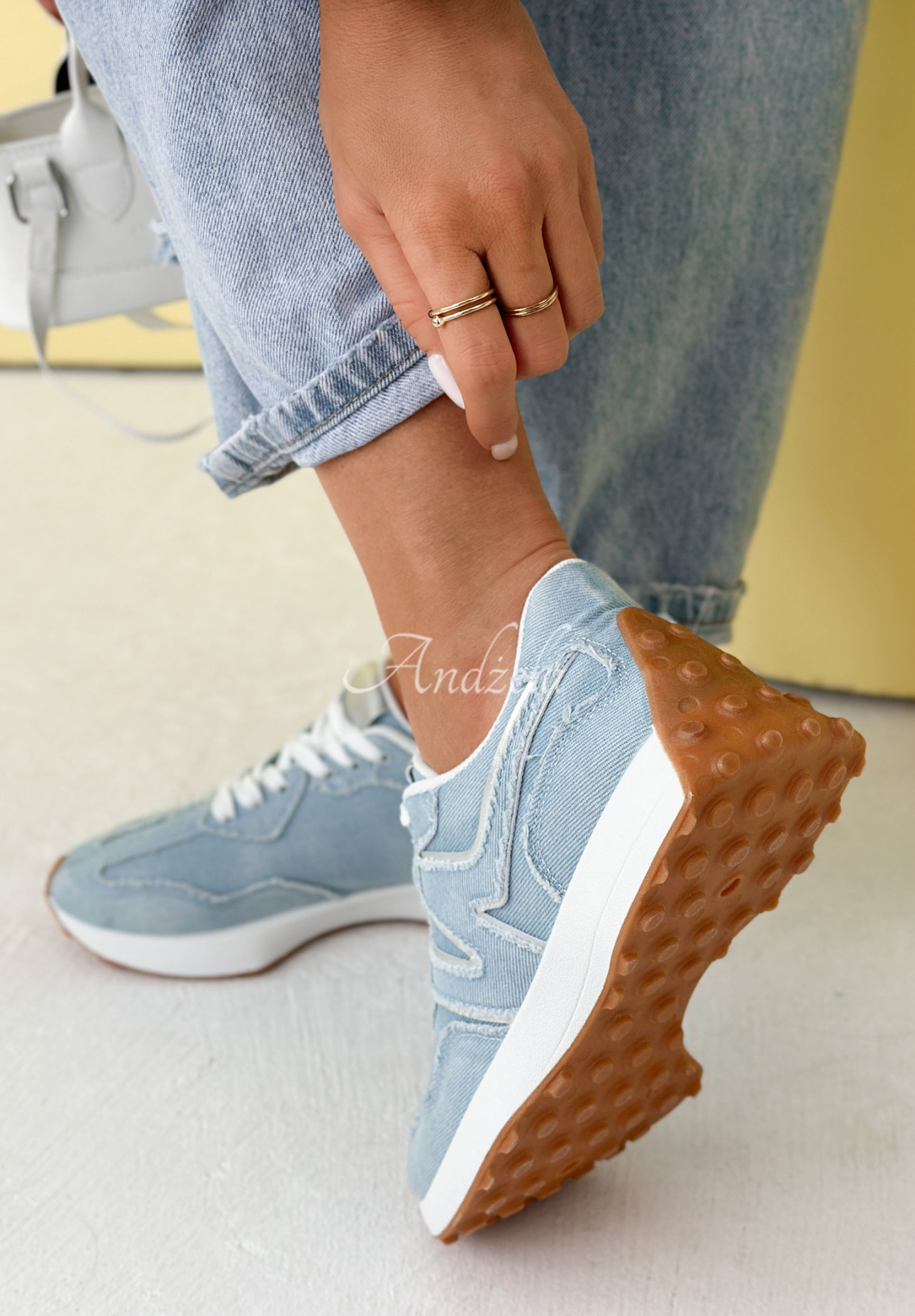 Denim-Sneakers Running Towards You Hellblau