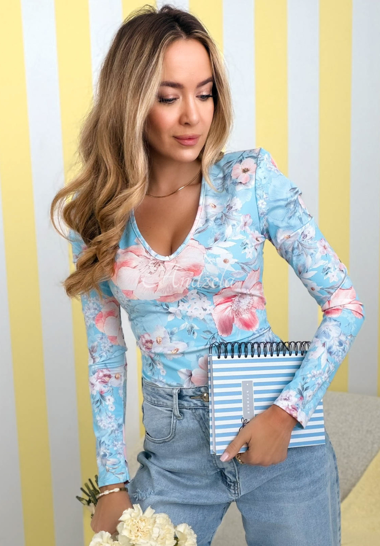 Geblümte Bluse mit Ausschnitt Camellia Himmelblau