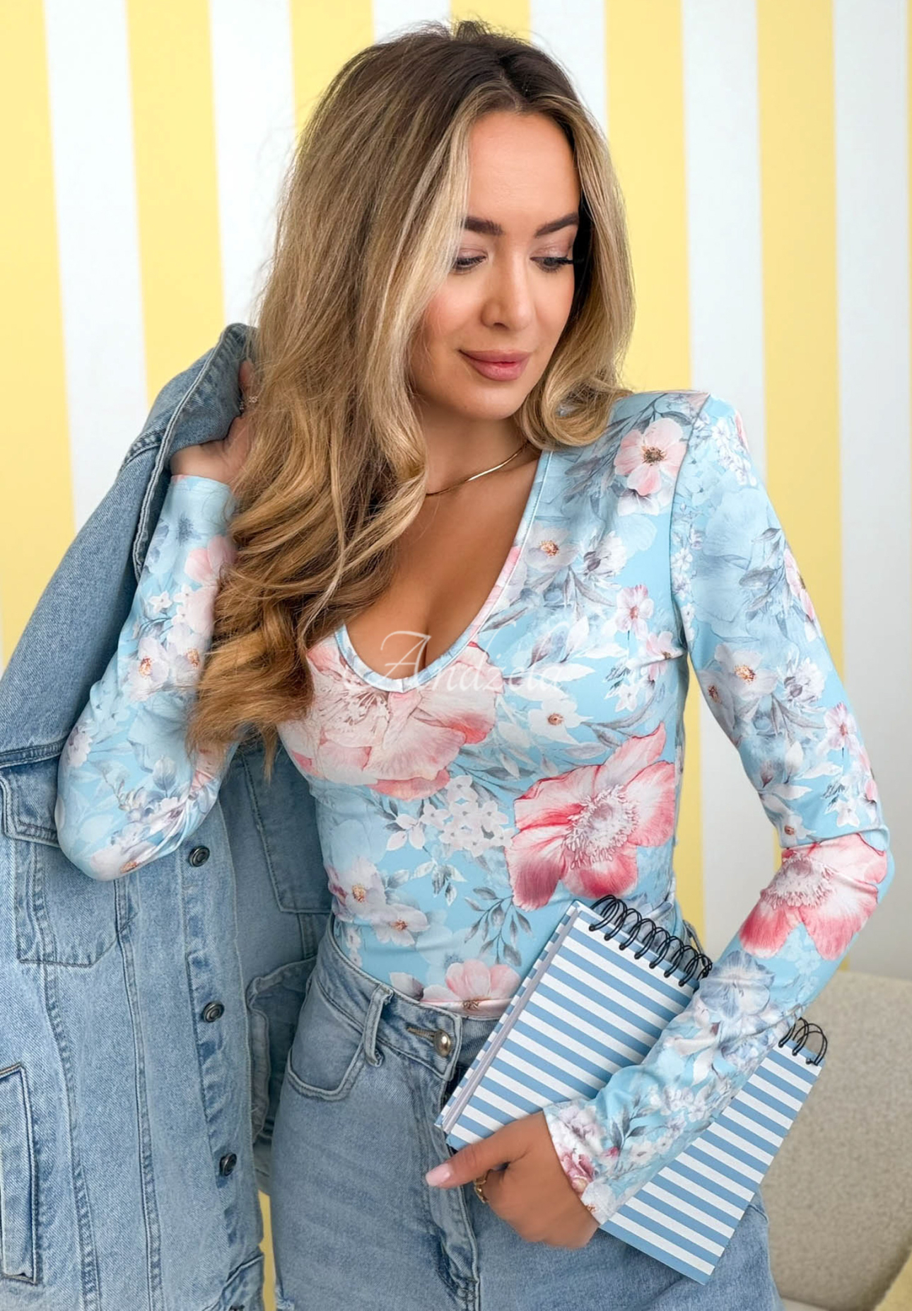 Geblümte Bluse mit Ausschnitt Camellia Himmelblau