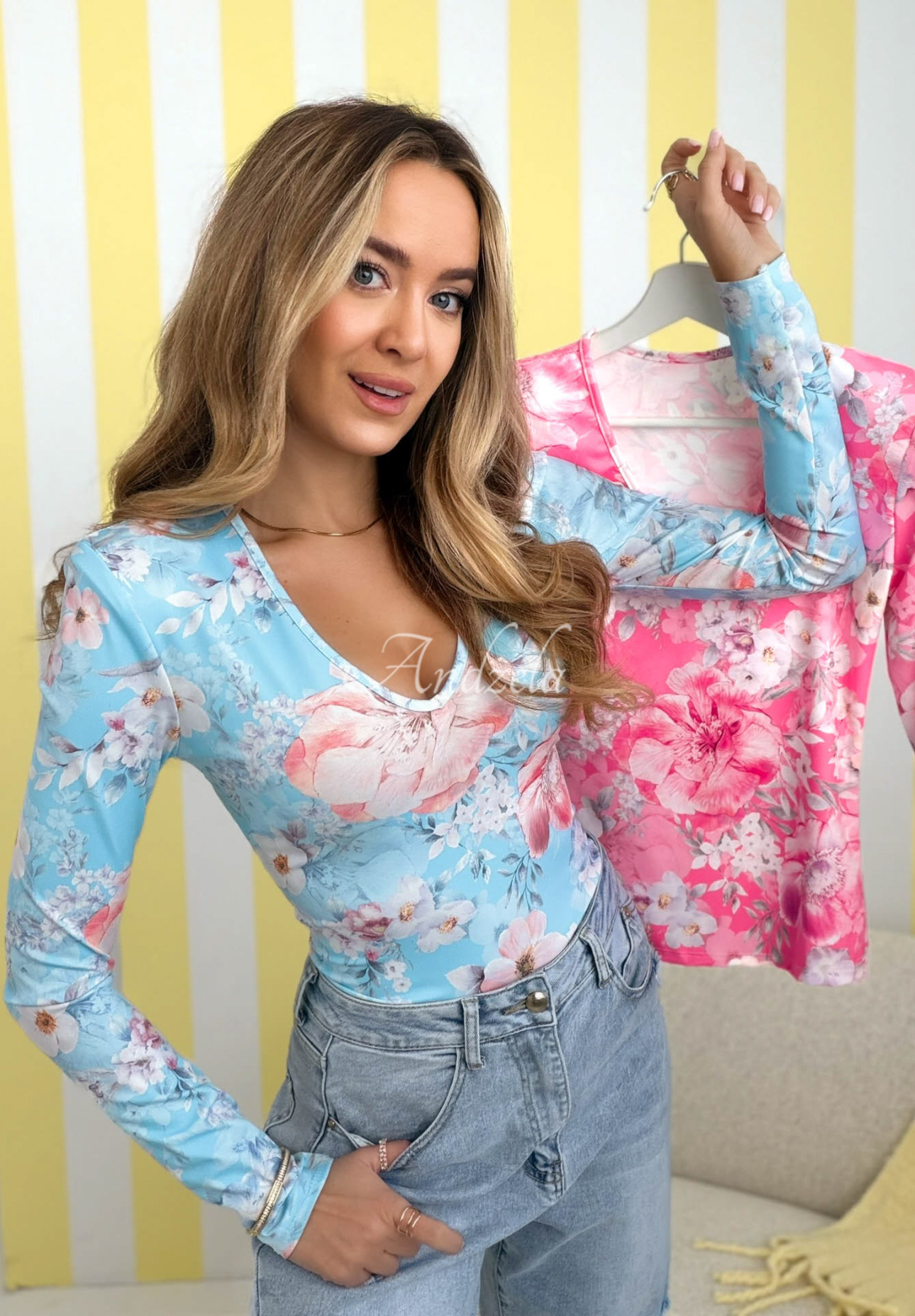 Geblümte Bluse mit Ausschnitt Camellia Himmelblau