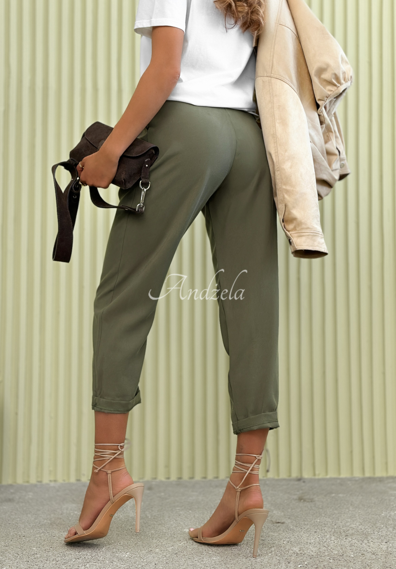Elegante Mom-Fit-Hose aus Viskose mit Gürtel Never Limit Yourself Khaki