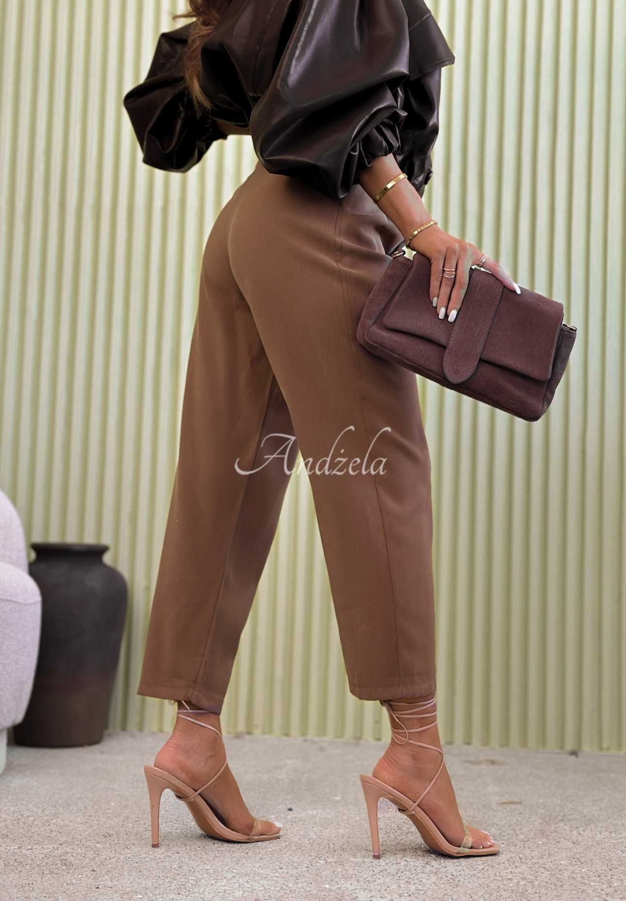 Elegante Mom-Fit-Hose aus Viskose mit Gürtel Never Limit Yourself Camel