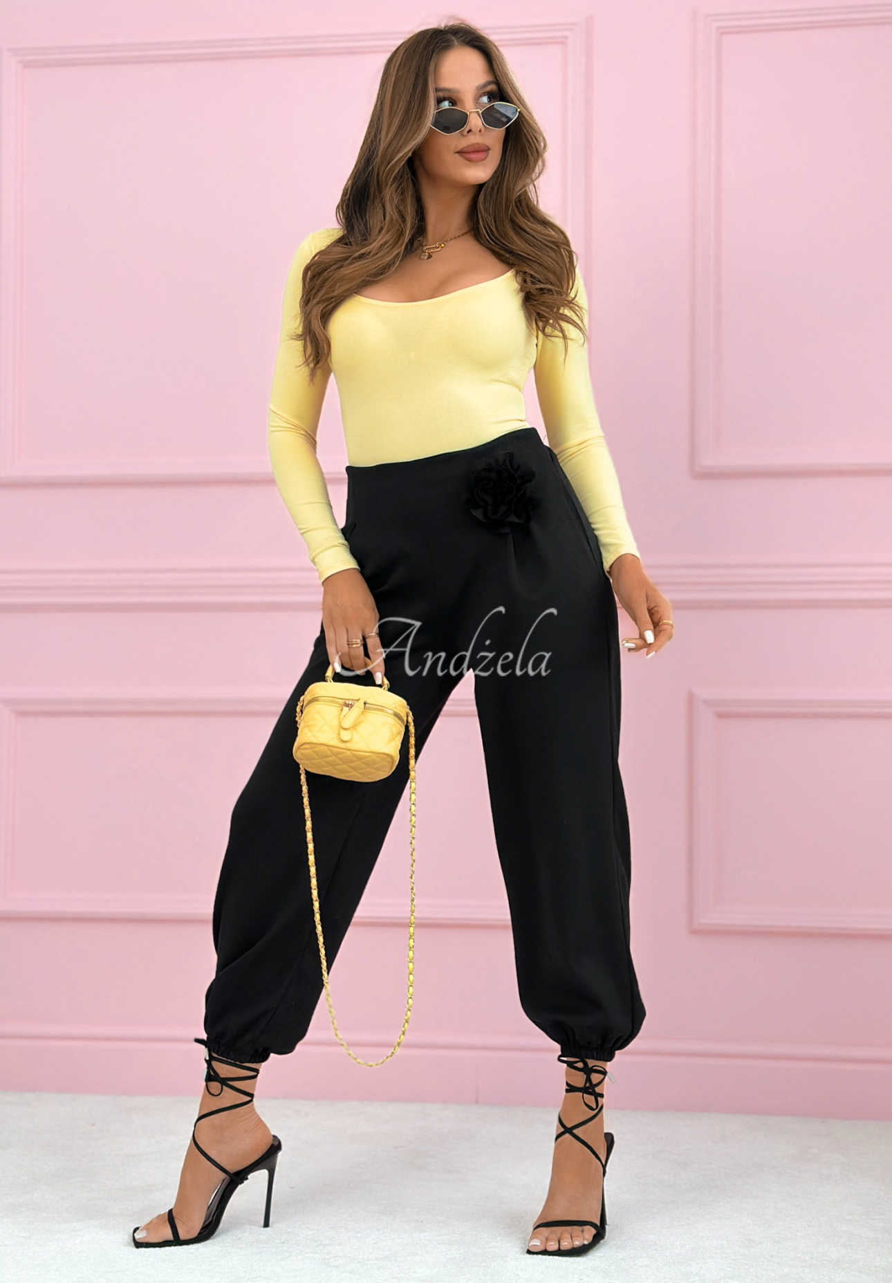 Viscose sweatpants, butter with Blossom Symphony rose, black