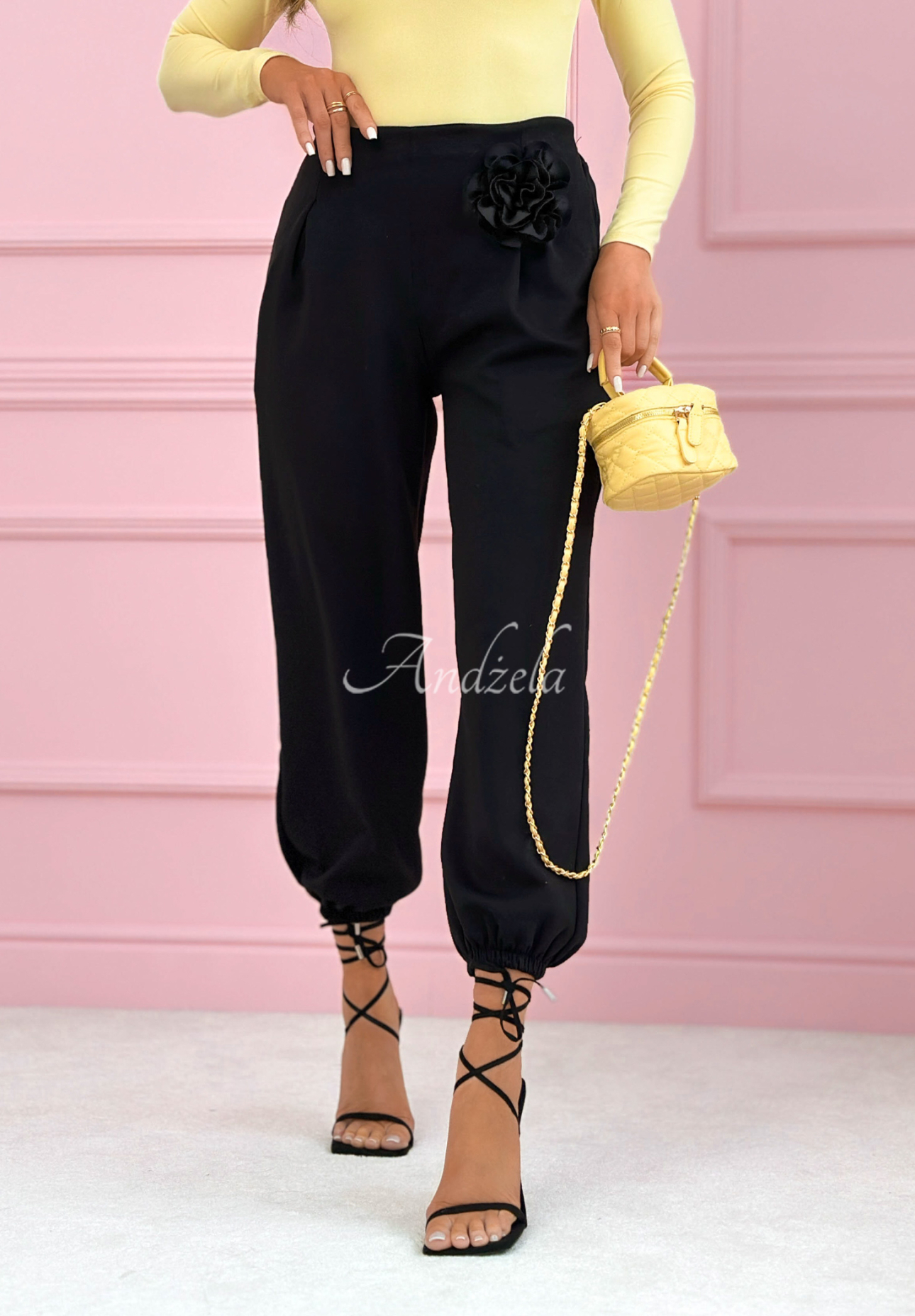 Viscose sweatpants, butter with Blossom Symphony rose, black