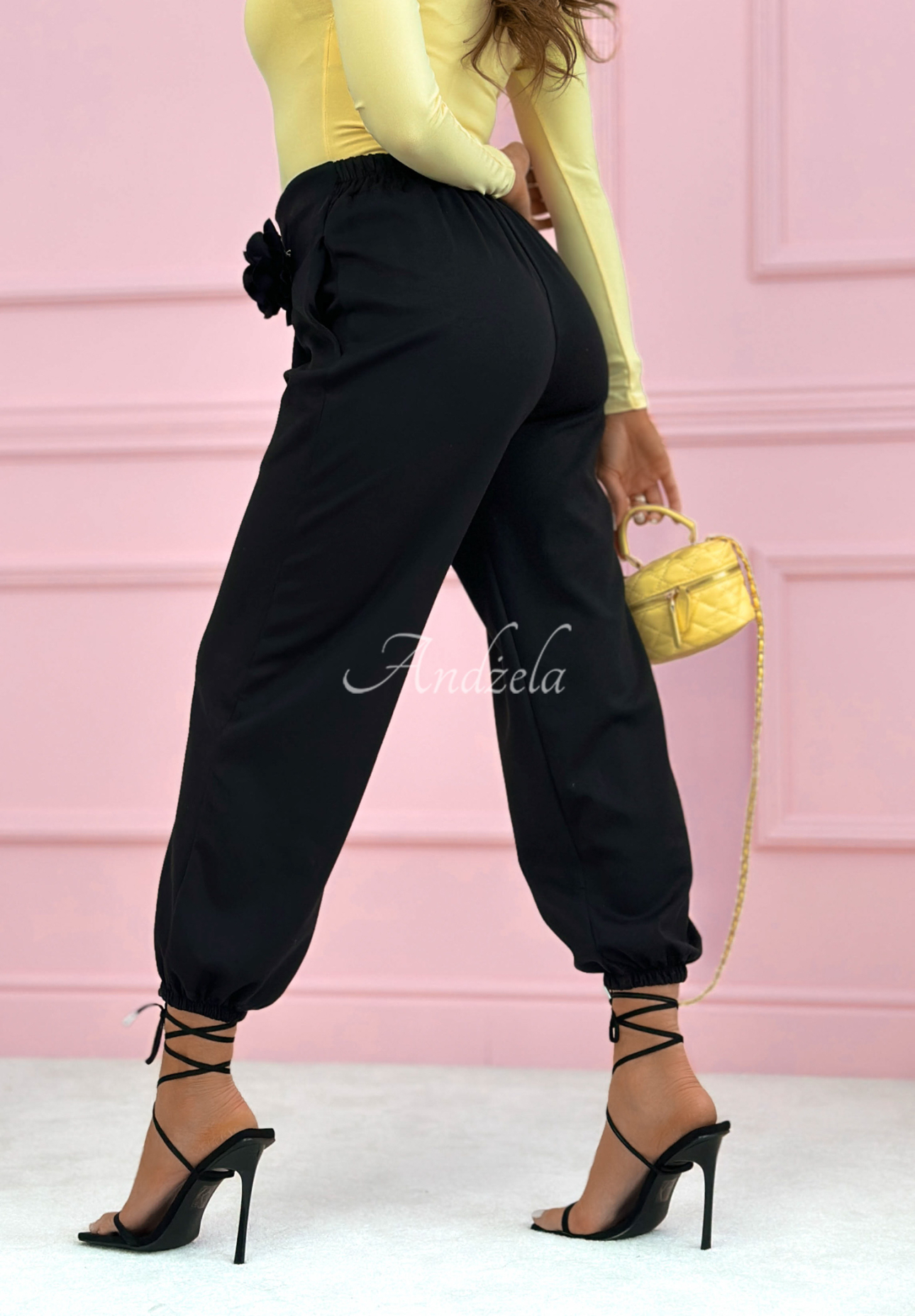 Viscose sweatpants, butter with Blossom Symphony rose, black