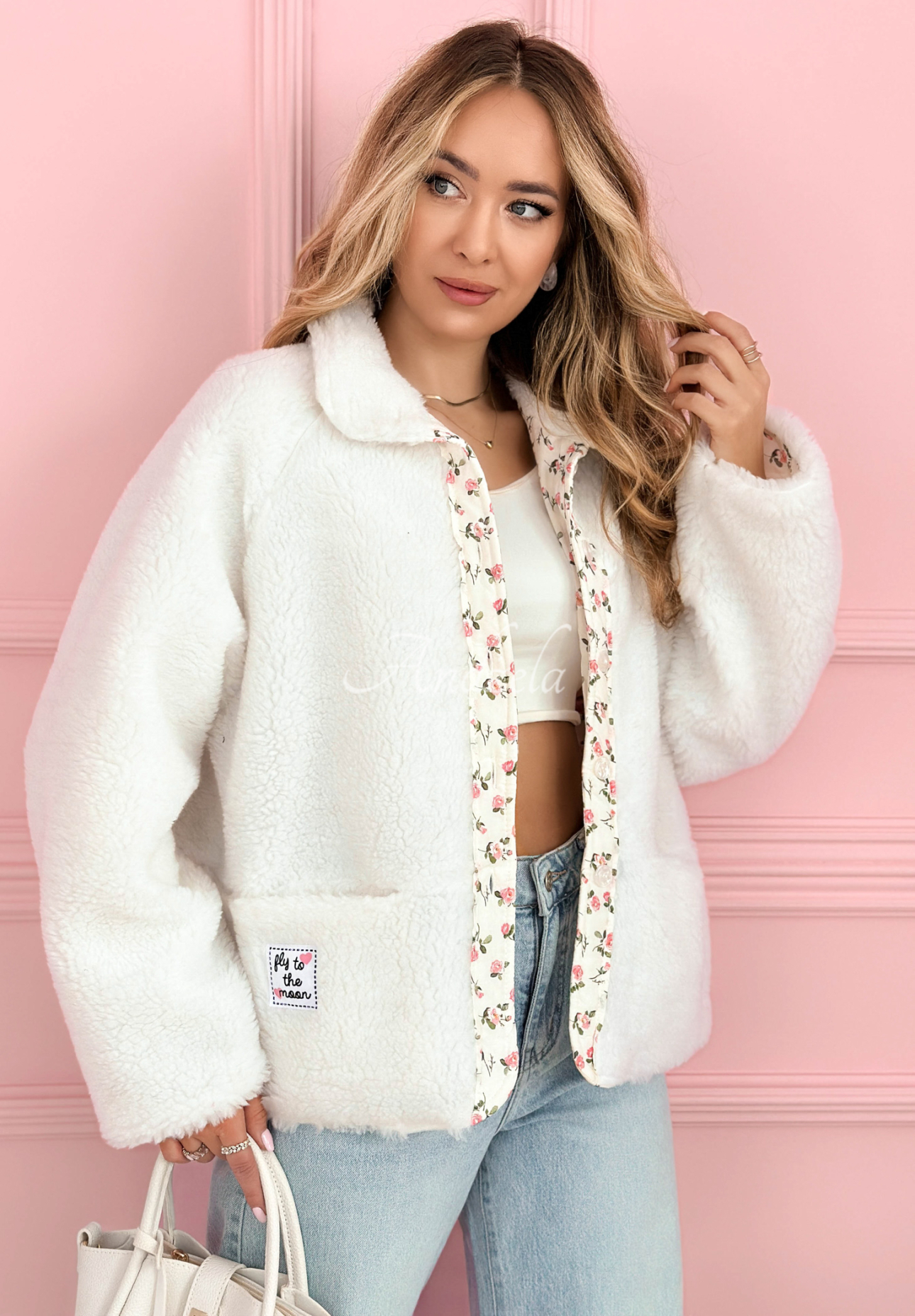 Kurze Jacke aus Lammfellimitat mit geblümtem Futter und Wolle Lilianna Ecru