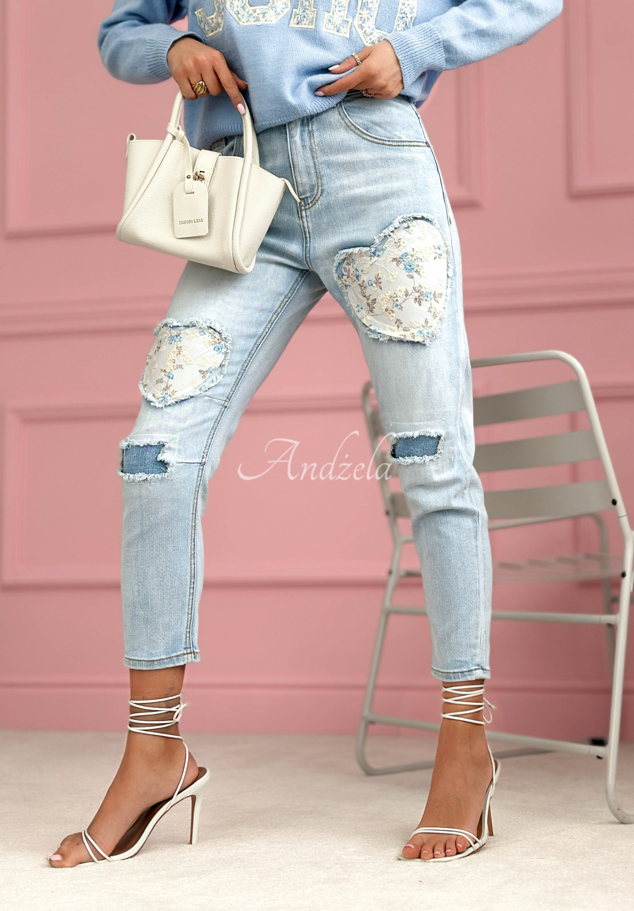 Mom-Fit-Jeanshose mit Aufnähern My Big Heart Hellblau