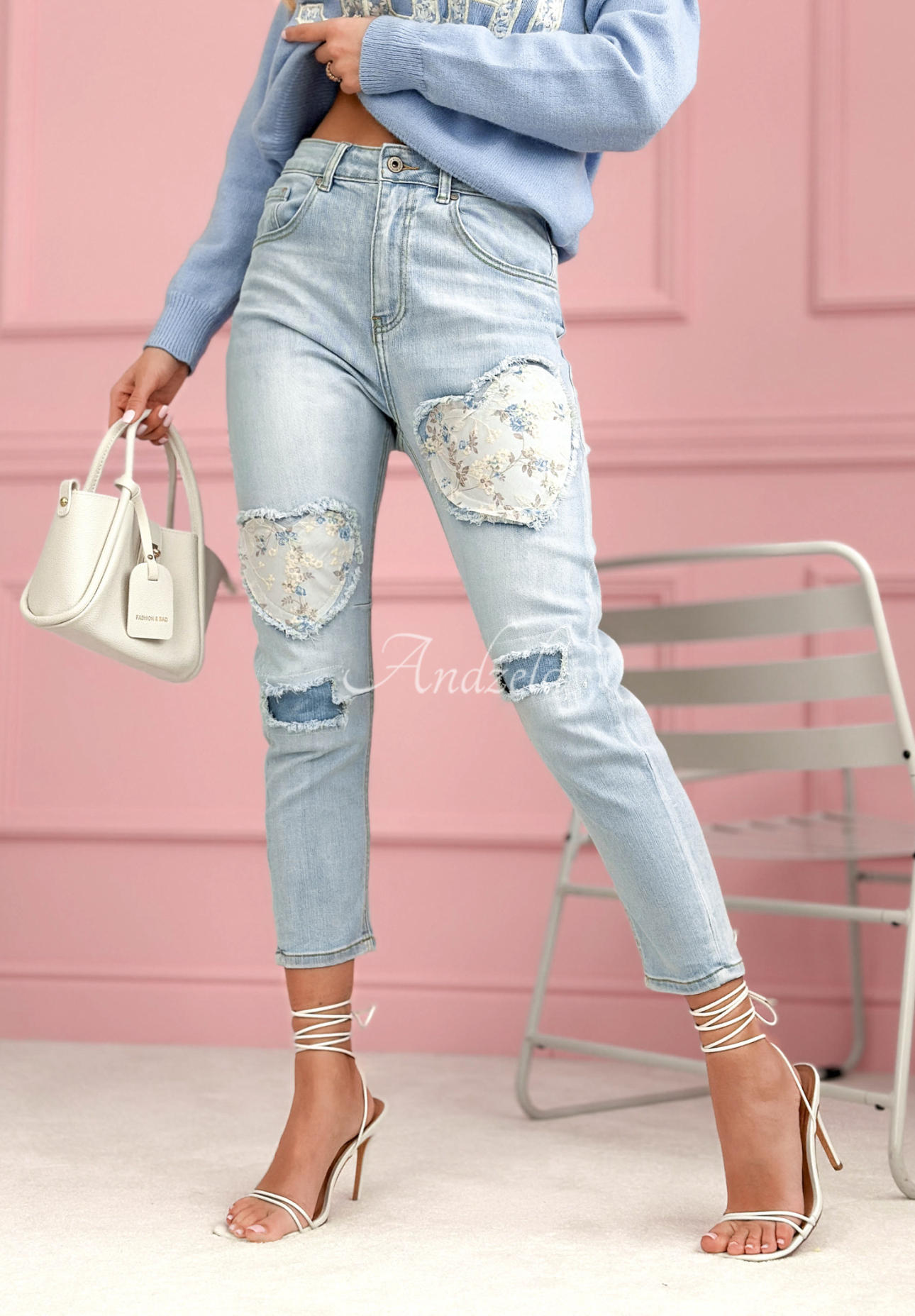 Mom-Fit-Jeanshose mit Aufnähern My Big Heart Hellblau