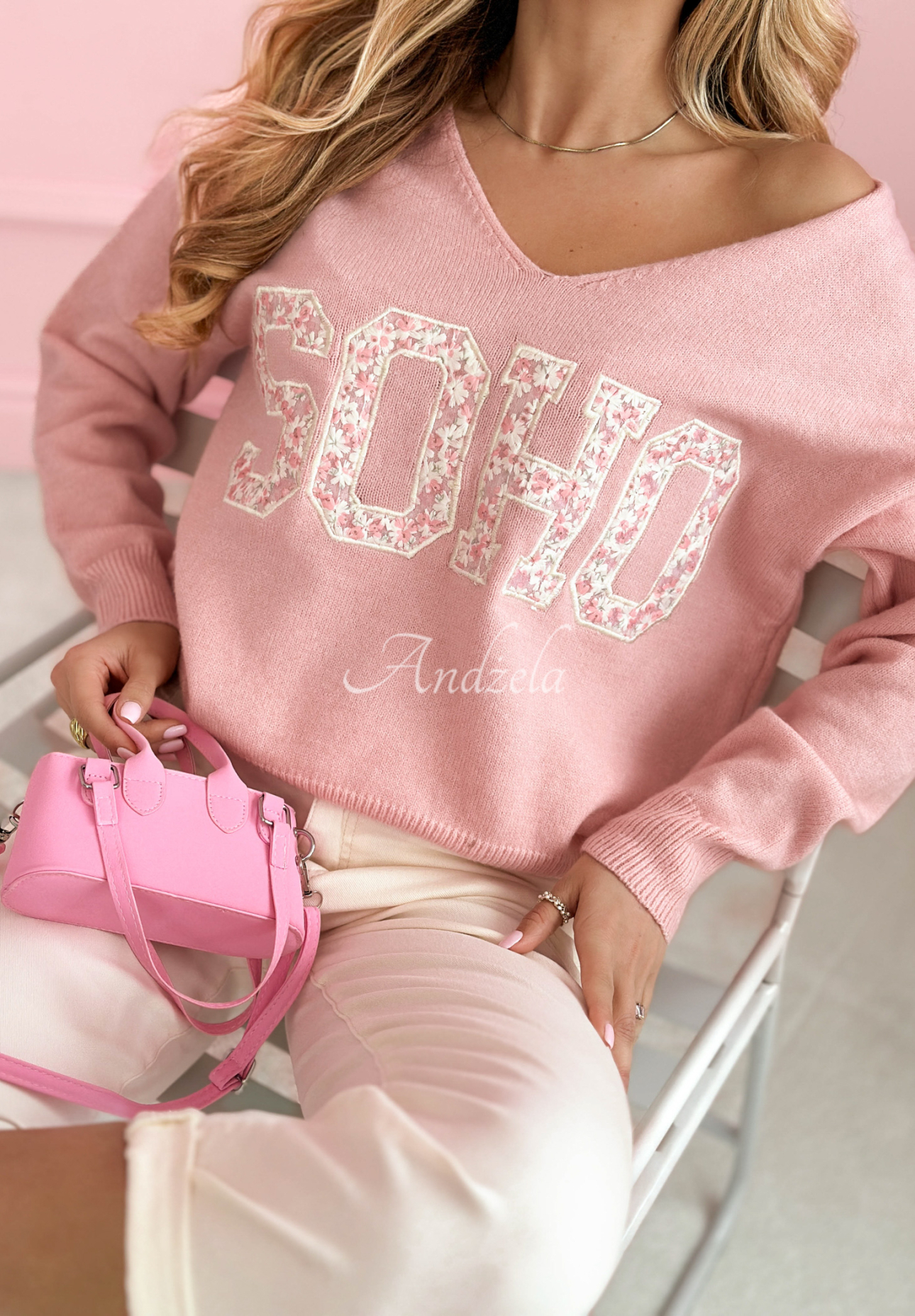 Viscose sweater with neckline and "Soho" lettering in powder pink