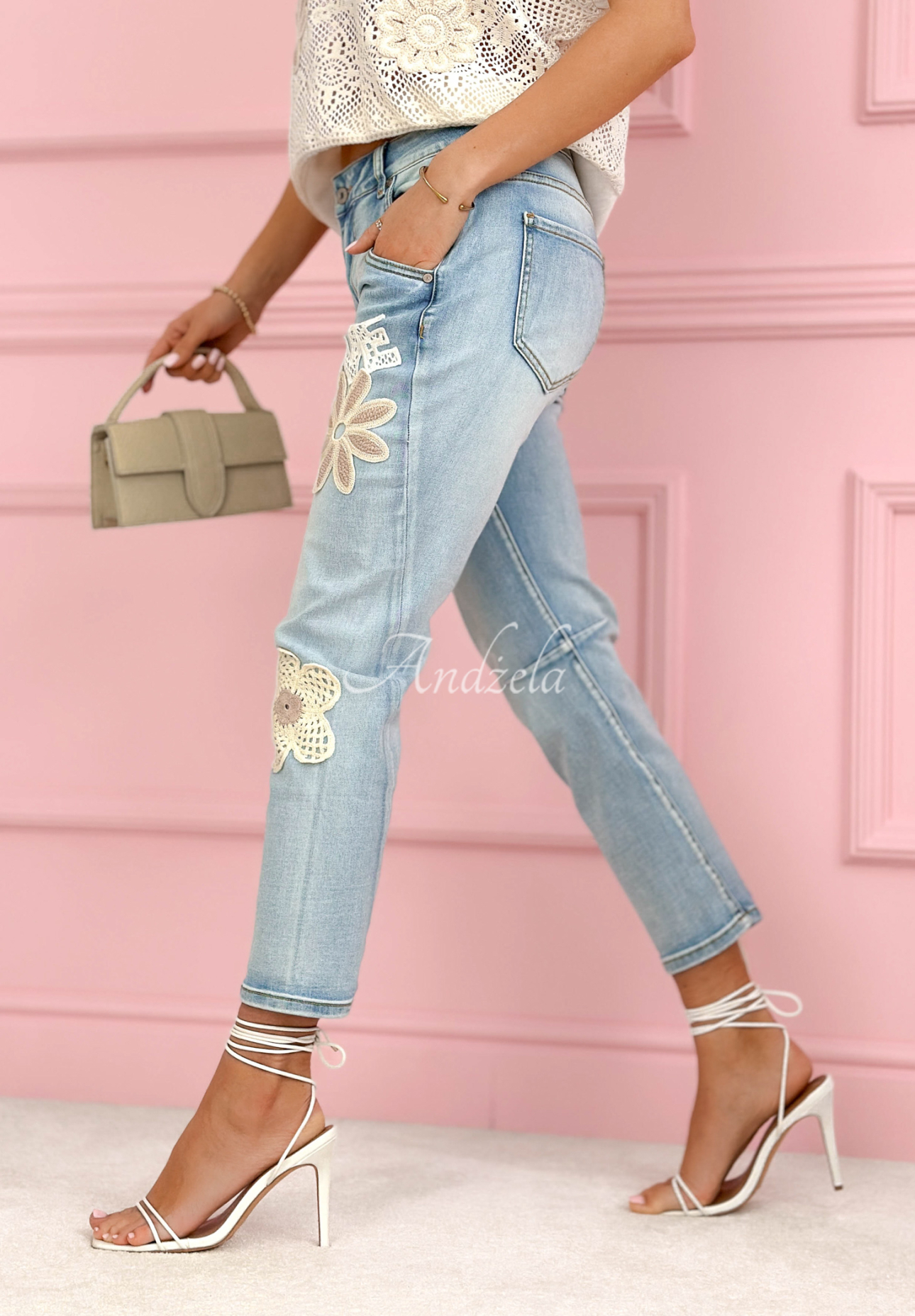 Skinny Jeans mit Aufnähern Love Flowers Hellblau