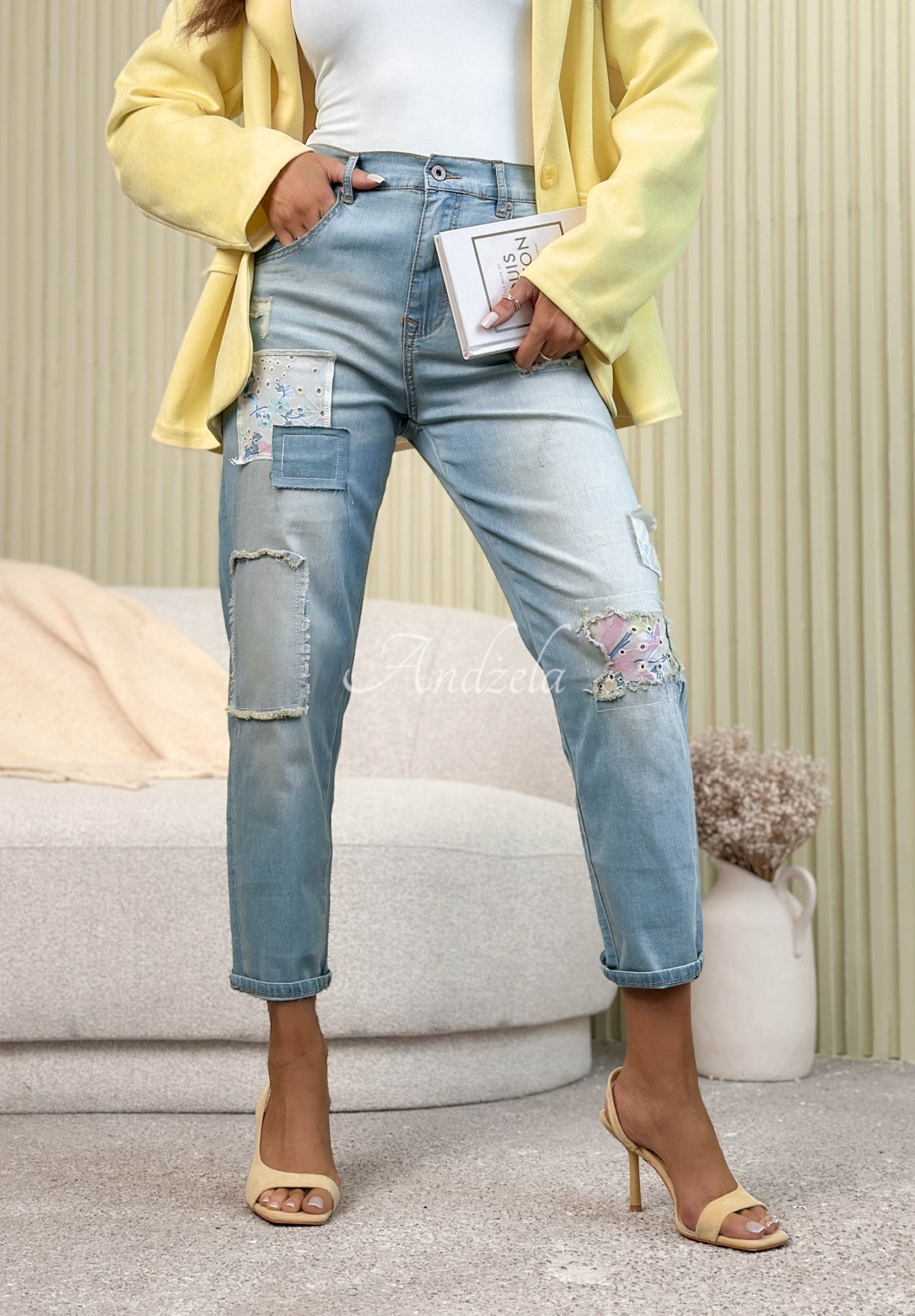 Mom-Fit-Jeanshose mit Aufnähern In My Spring Era Hellblau