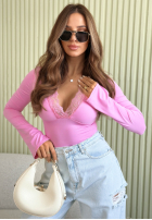 Bluzka longsleeve z dekoltem i koronką Subtle Touch różowa