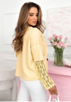 Sweatshirt z koronkowymi rękawami i serduszkiem Addison Gelb
