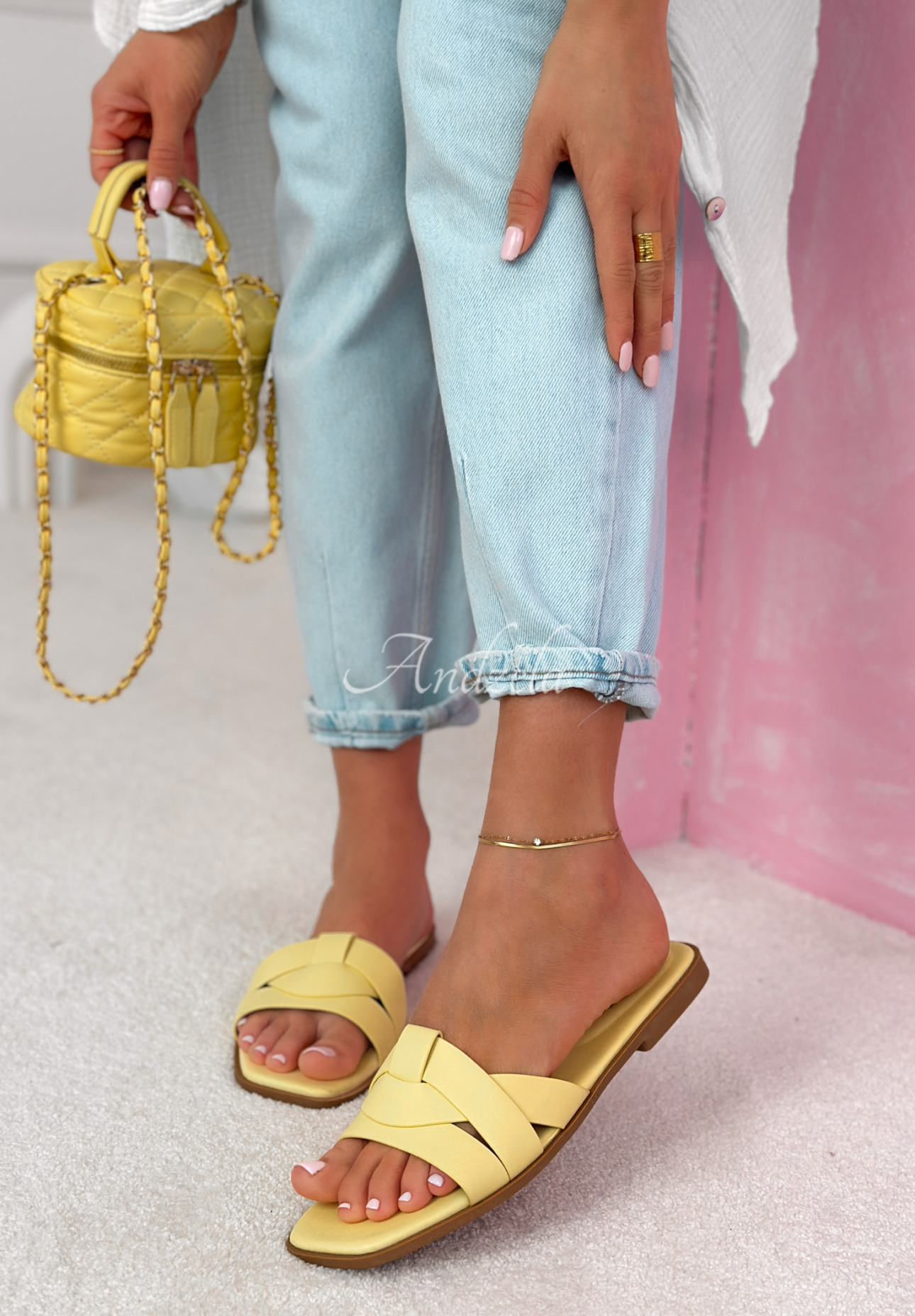 Rachel yellow leather flip-flops