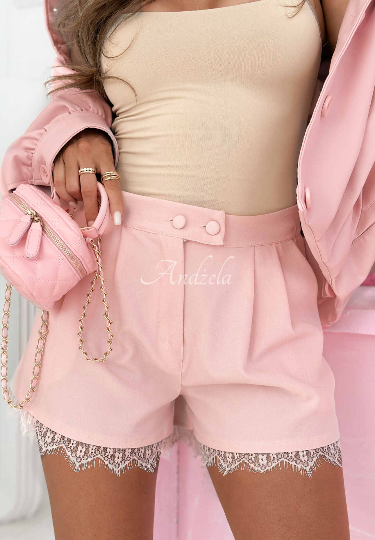 Kurze elegante Shorts mit Spitze Touch My Body Rosa