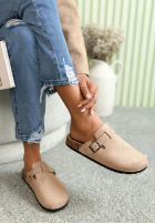 zamszowe chodaki z paskiem Madison Schwarz