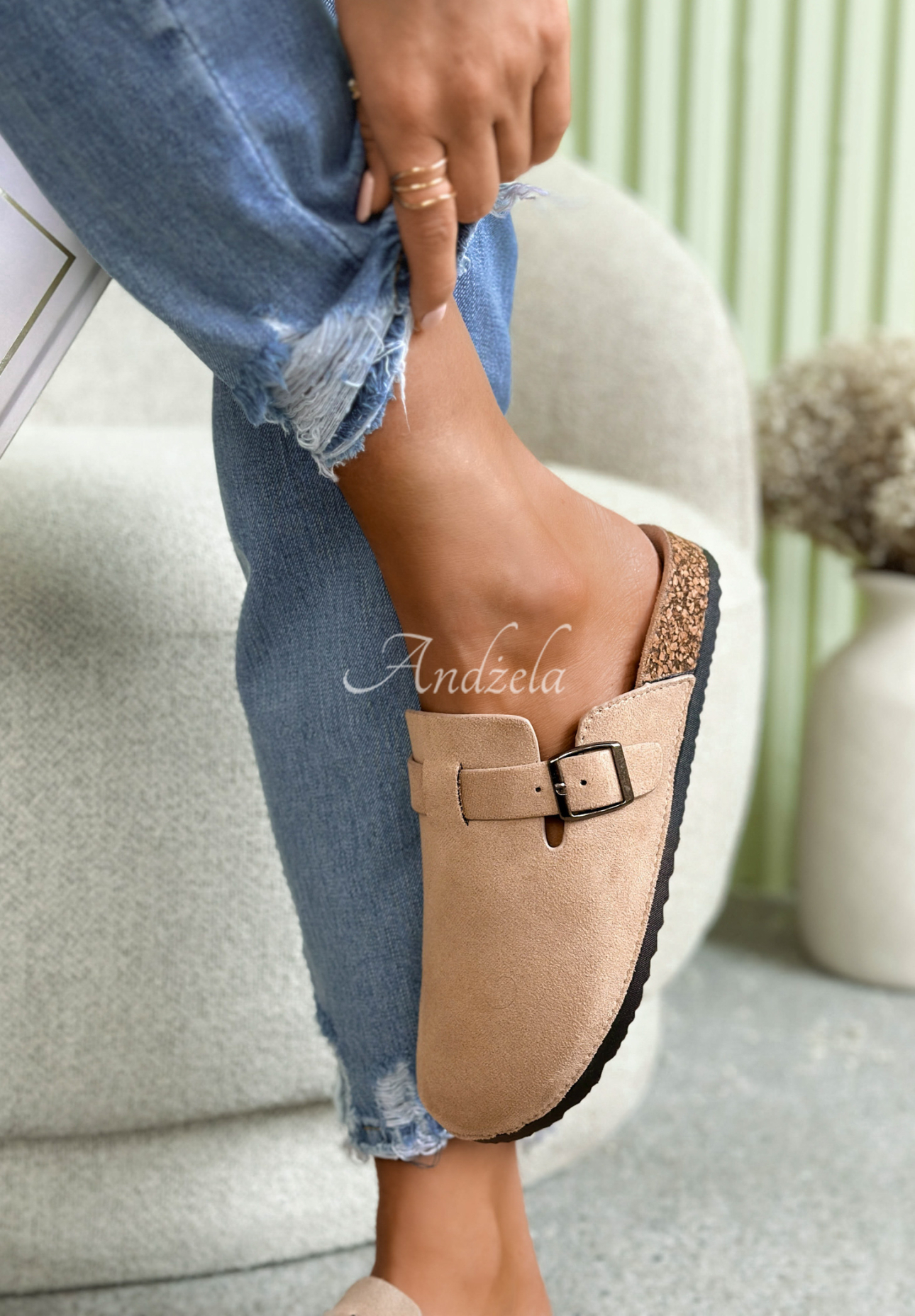 Wildleder-Pantoletten mit Riemchen Madison Beige