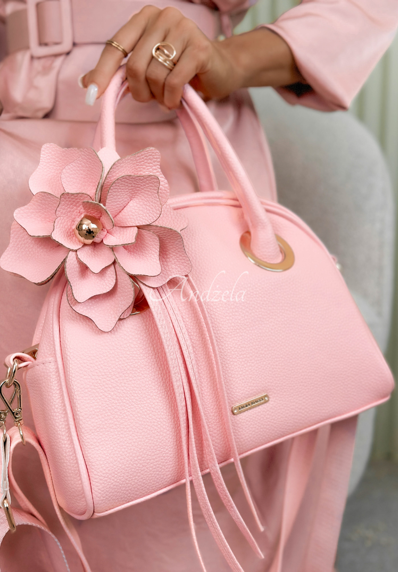 Leather handbag with Kallie flower in powder pink