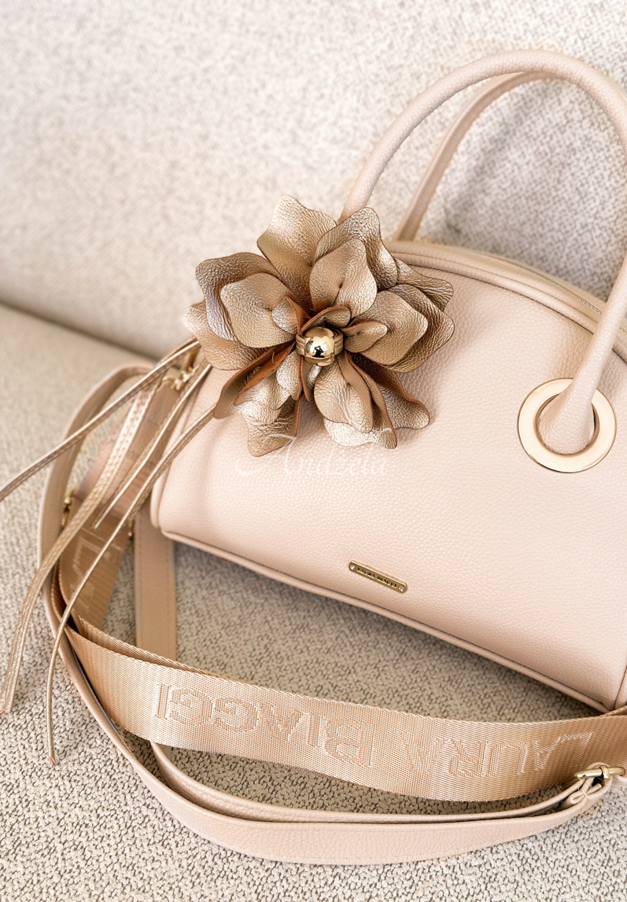 Leather handbag with Kallie flower, beige
