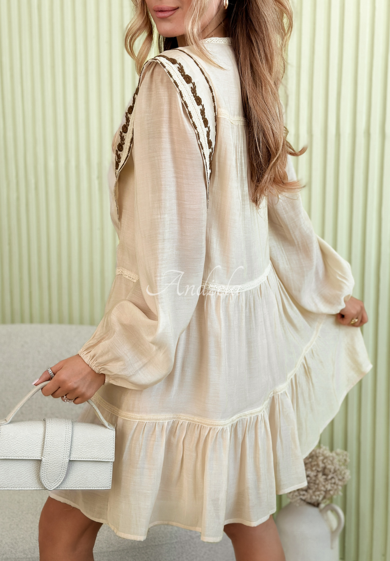 Boho-Minikleid mit Rüschen und Stickereien Adrienne Beige