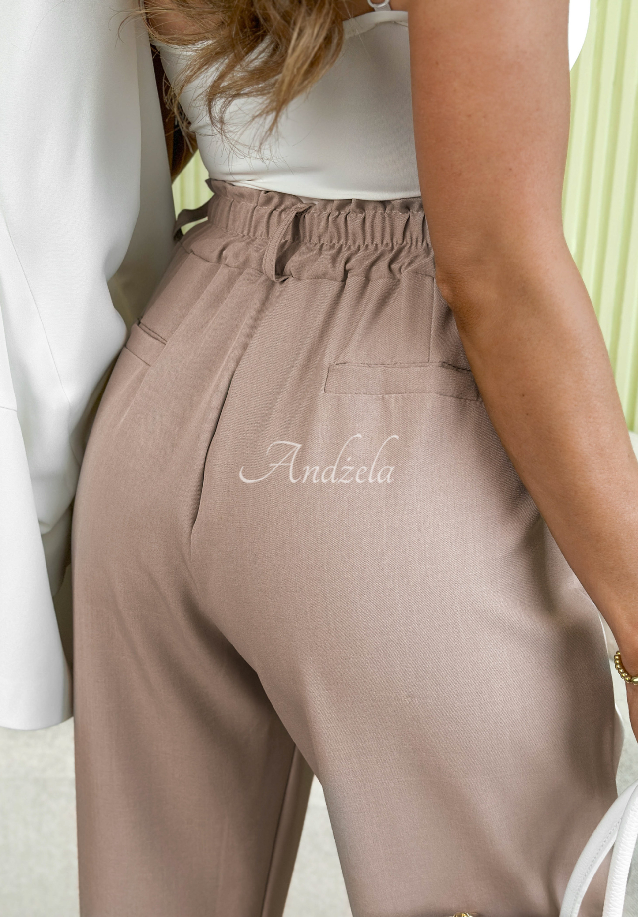 Stoffhose mit Gürtel und Gummizug in der Taille Liora Beige