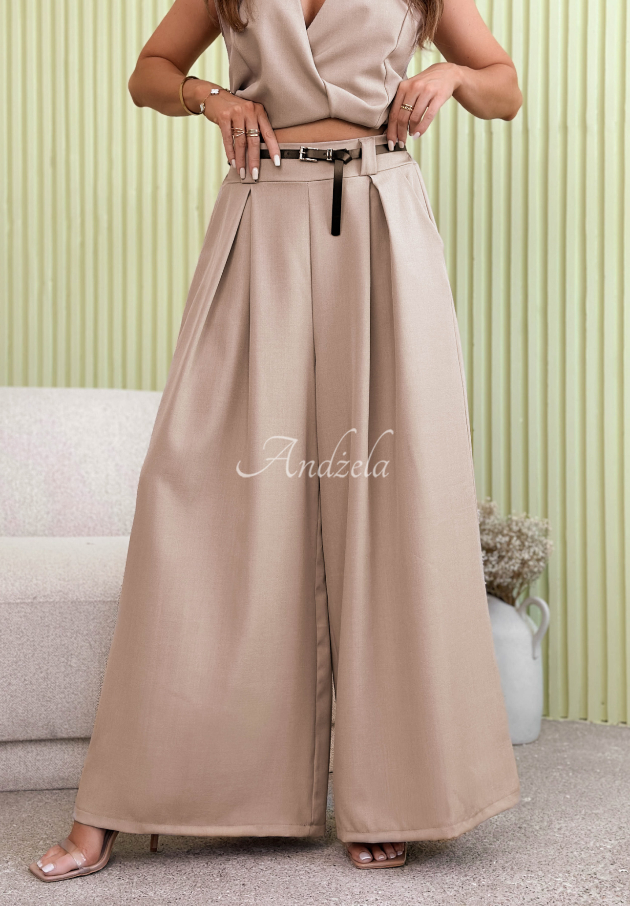 Elegant Aracelli wide-leg pants in beige