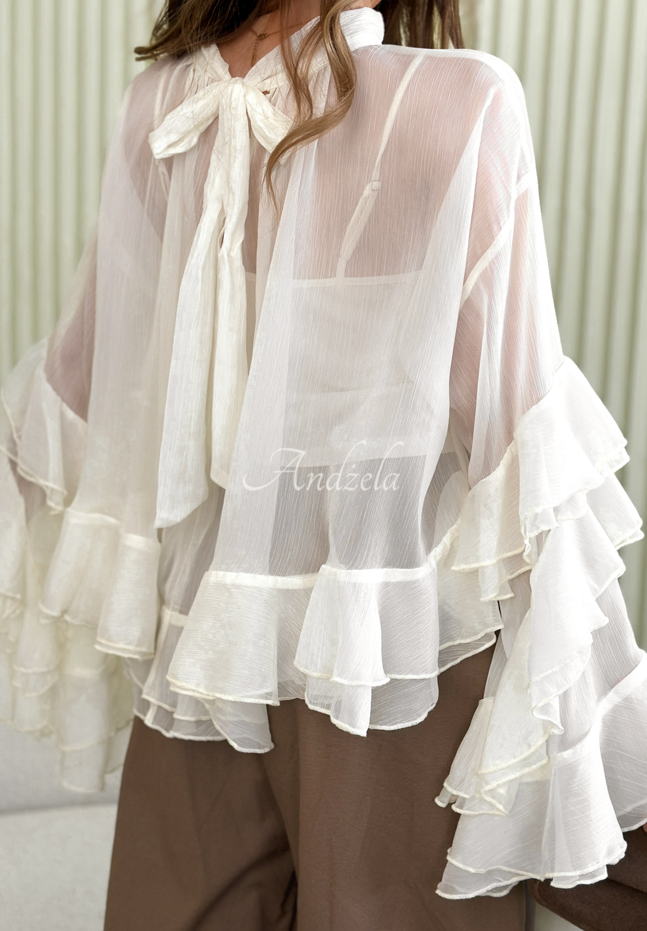 Luftige Bluse mit Bindeband und Rüschen Falling Apart Ecru