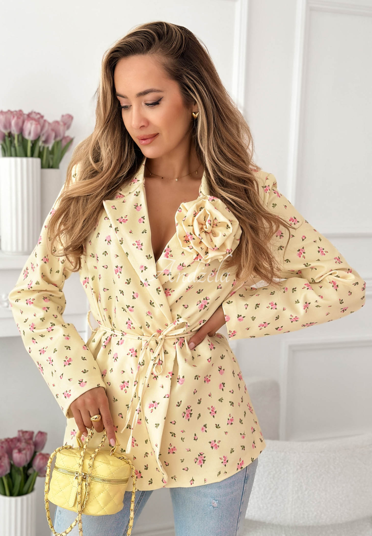 Floral blazer with a belt and a yellow Macarena rose