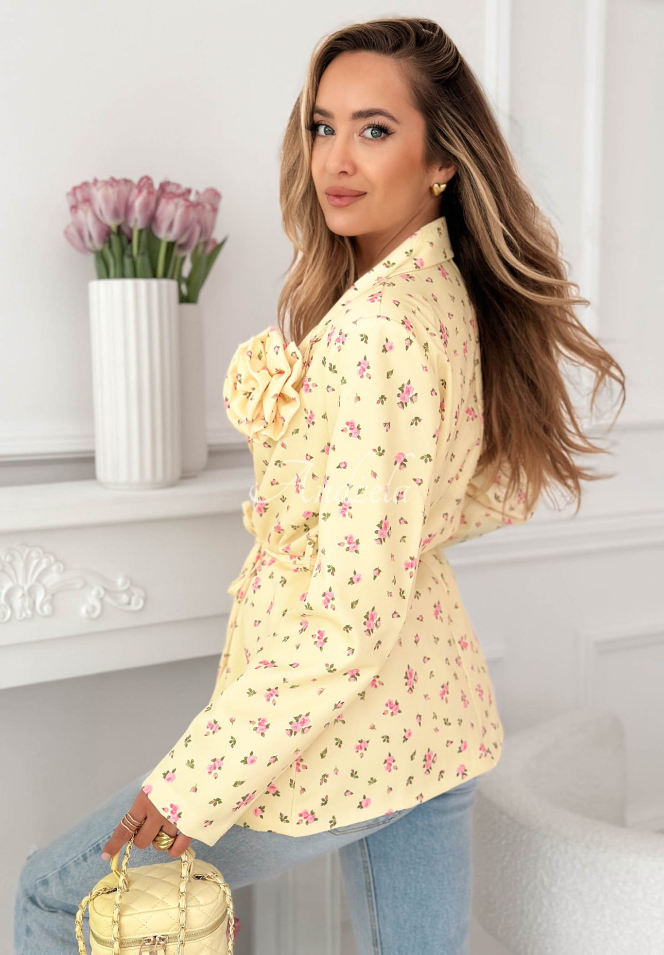 Blazer mit Blumenmuster, Gürtel und Rose Macarena Gelb