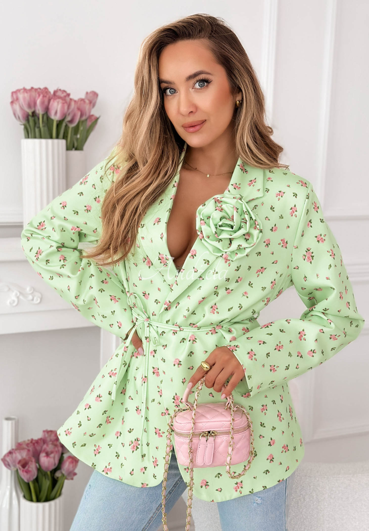 Blazer mit Blumenmuster, Gürtel und Rose Macarena Pistaziengrün