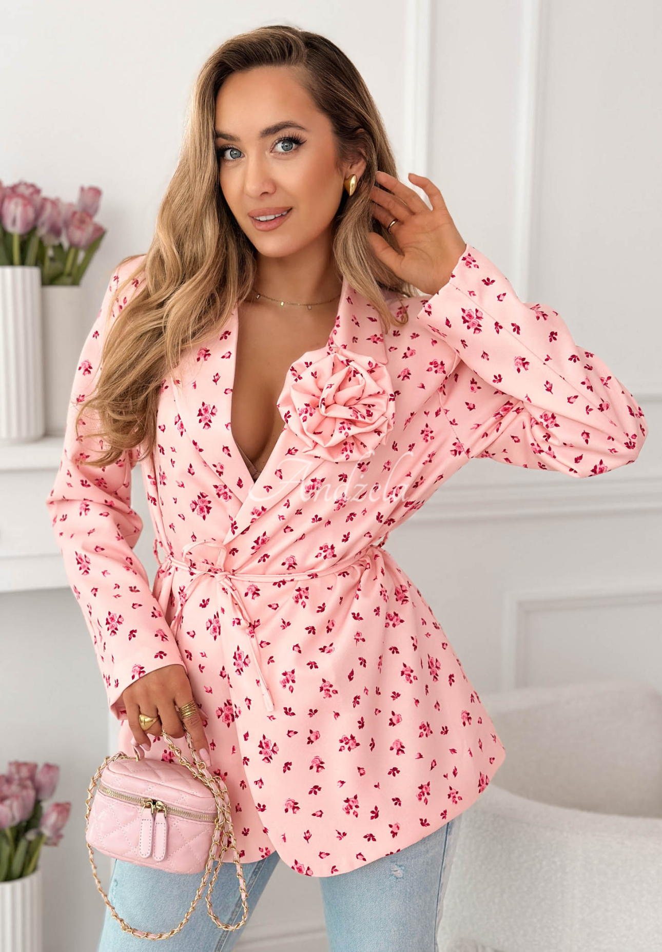 Floral blazer with a belt and a Macarena rose in powder pink