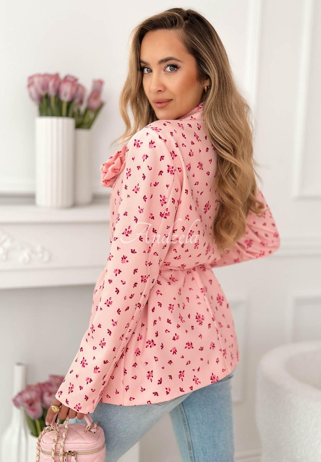 Blazer mit Blumenmuster, Gürtel und Rose Macarena Puderrosa