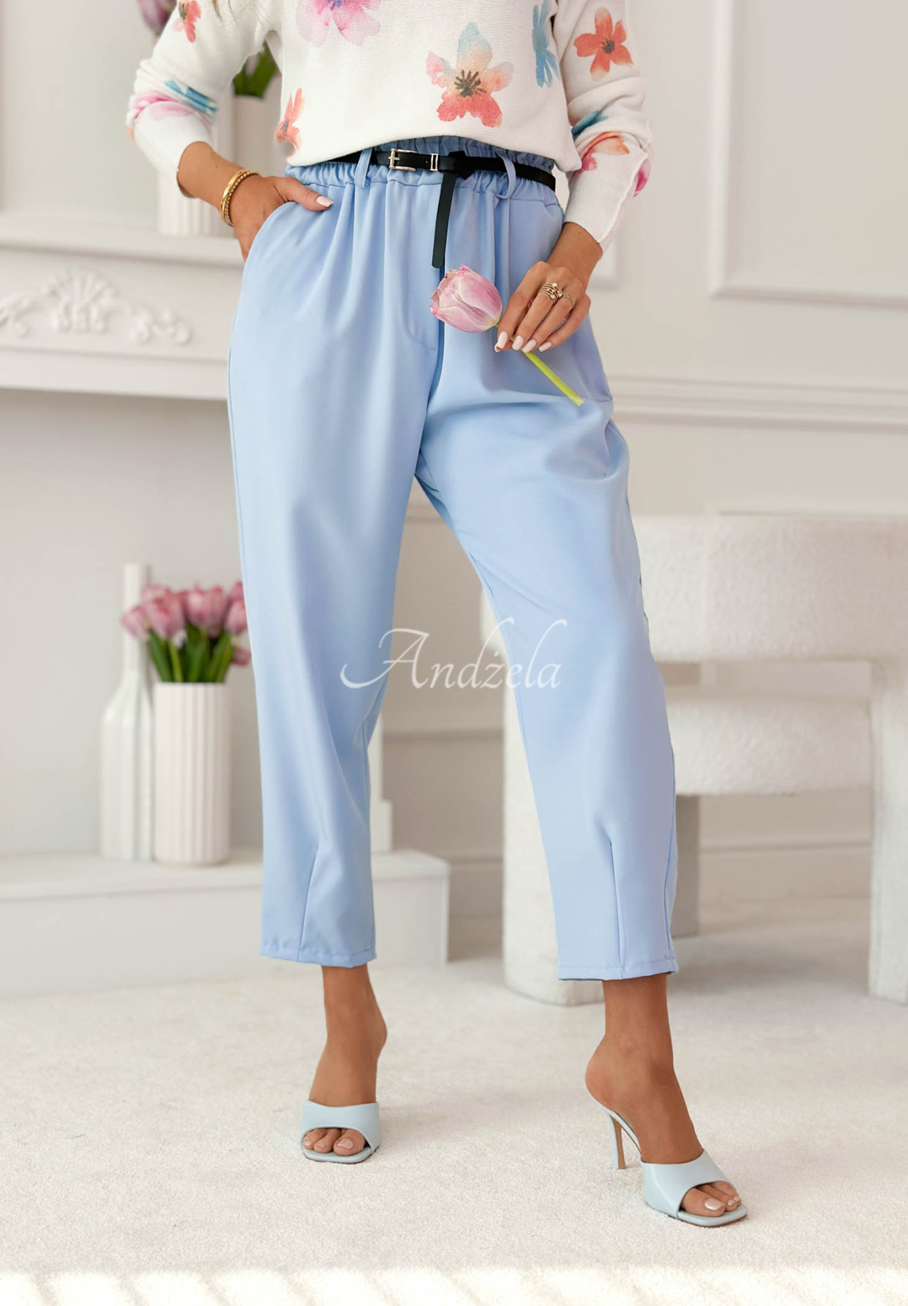 Stoffhose mit Gürtel und Gummizug in der Taille Liora Himmelblau