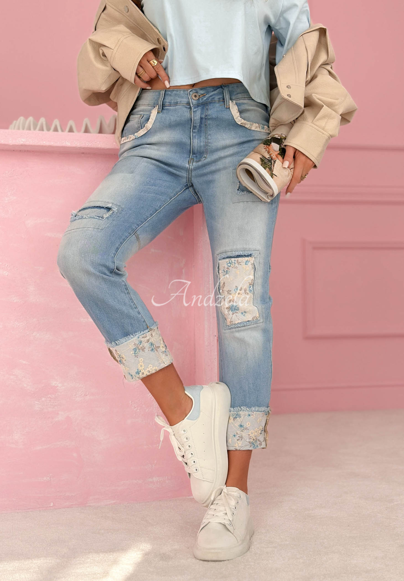 Jeans mom fit mit Aufnähern Come Back Again Hellblau