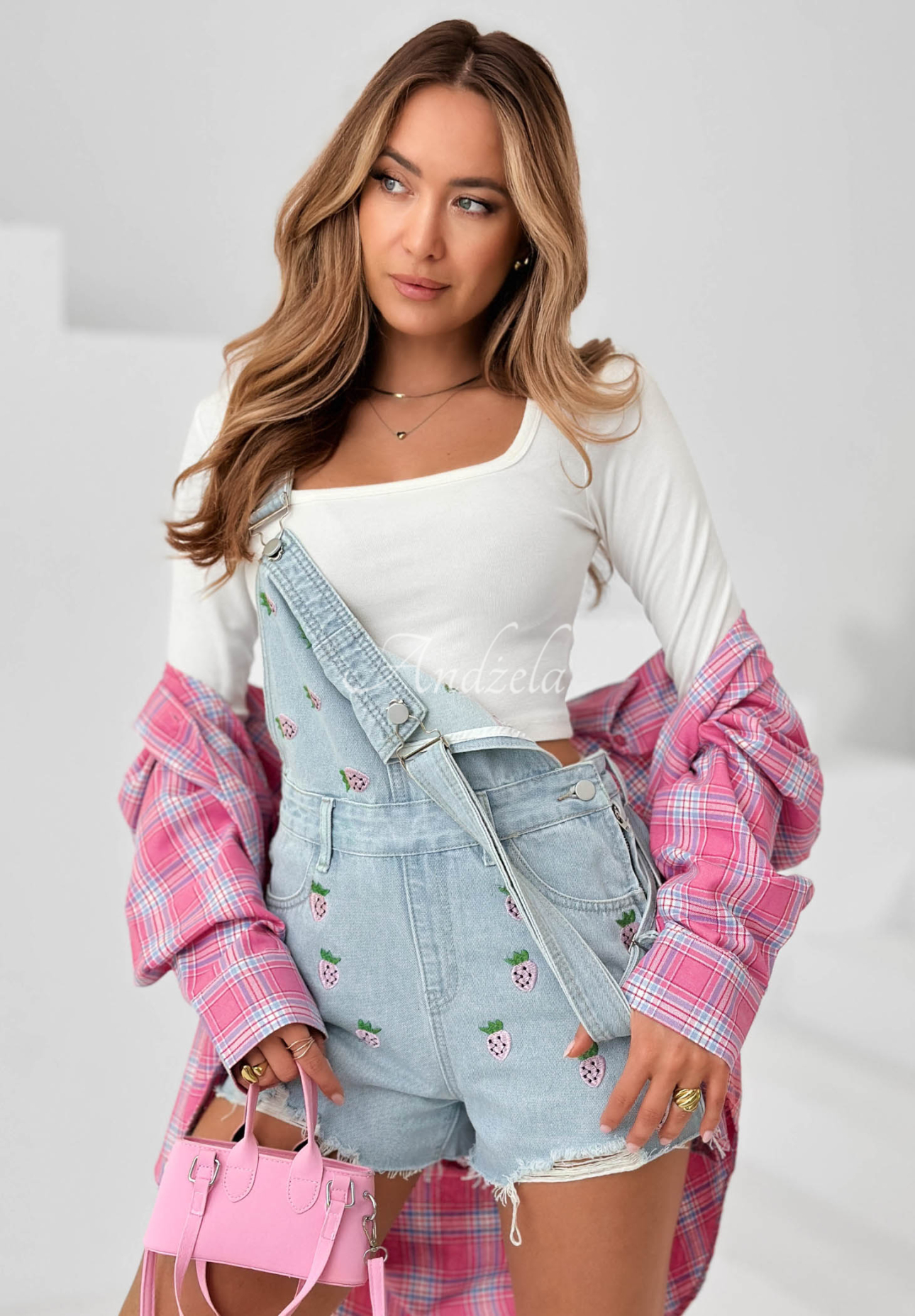 Kurze Jeans-Latzhose mit Erdbeermuster Sweet Berry Hellblau