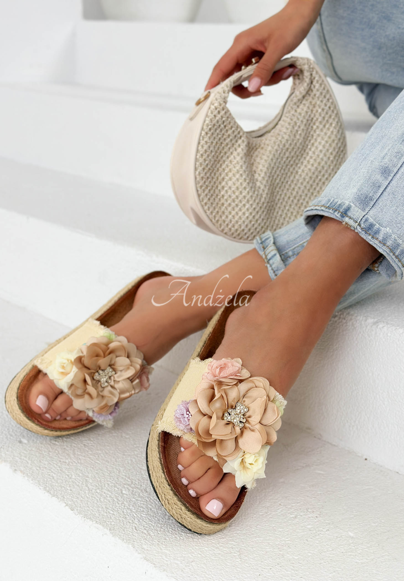 Flip-Flops mit Blumen am Riemen Floriso Beige