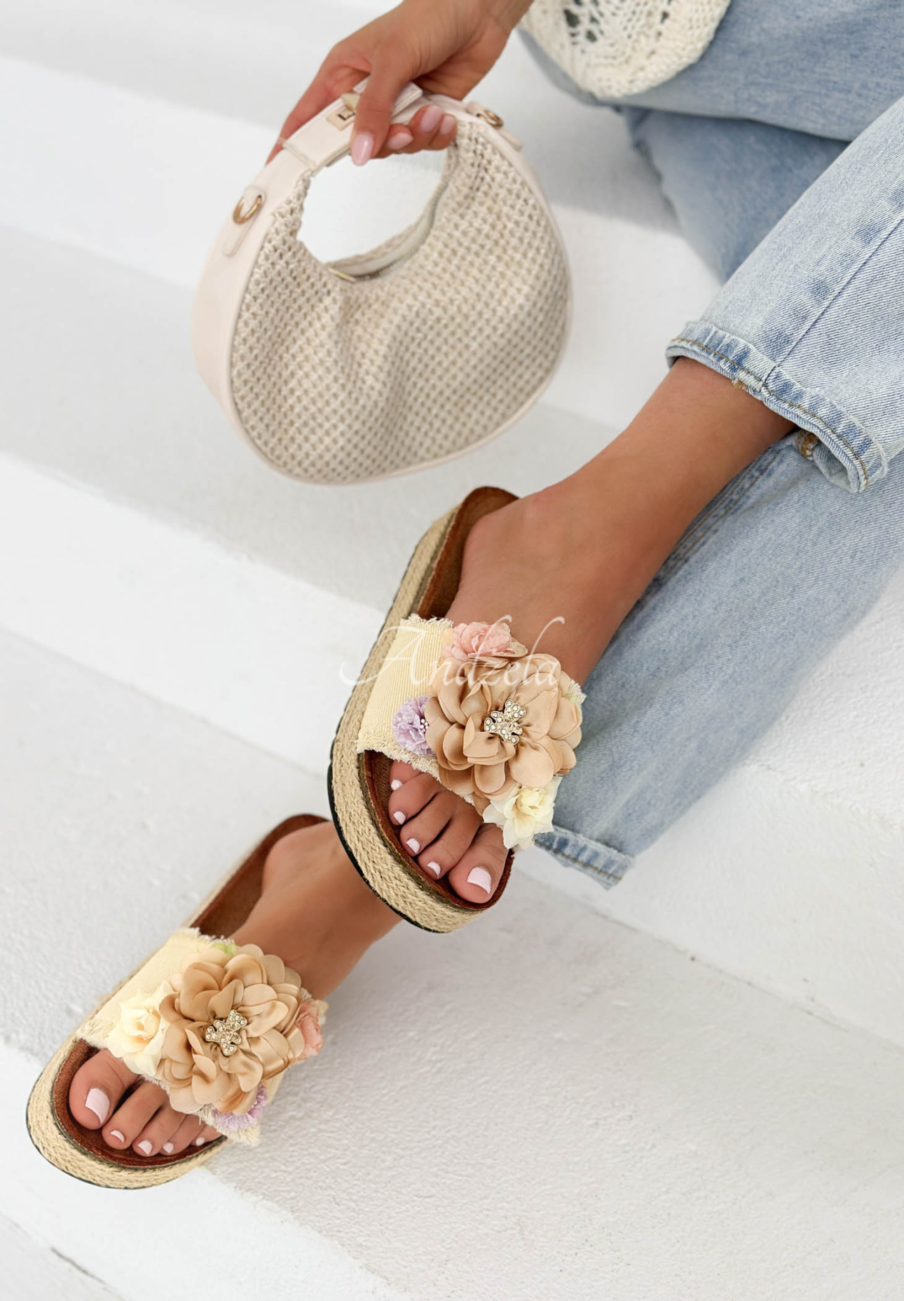Flip-Flops mit Blumen am Riemen Floriso Beige