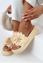 Pantoletten na platformie z kwiatami Larissa Beige