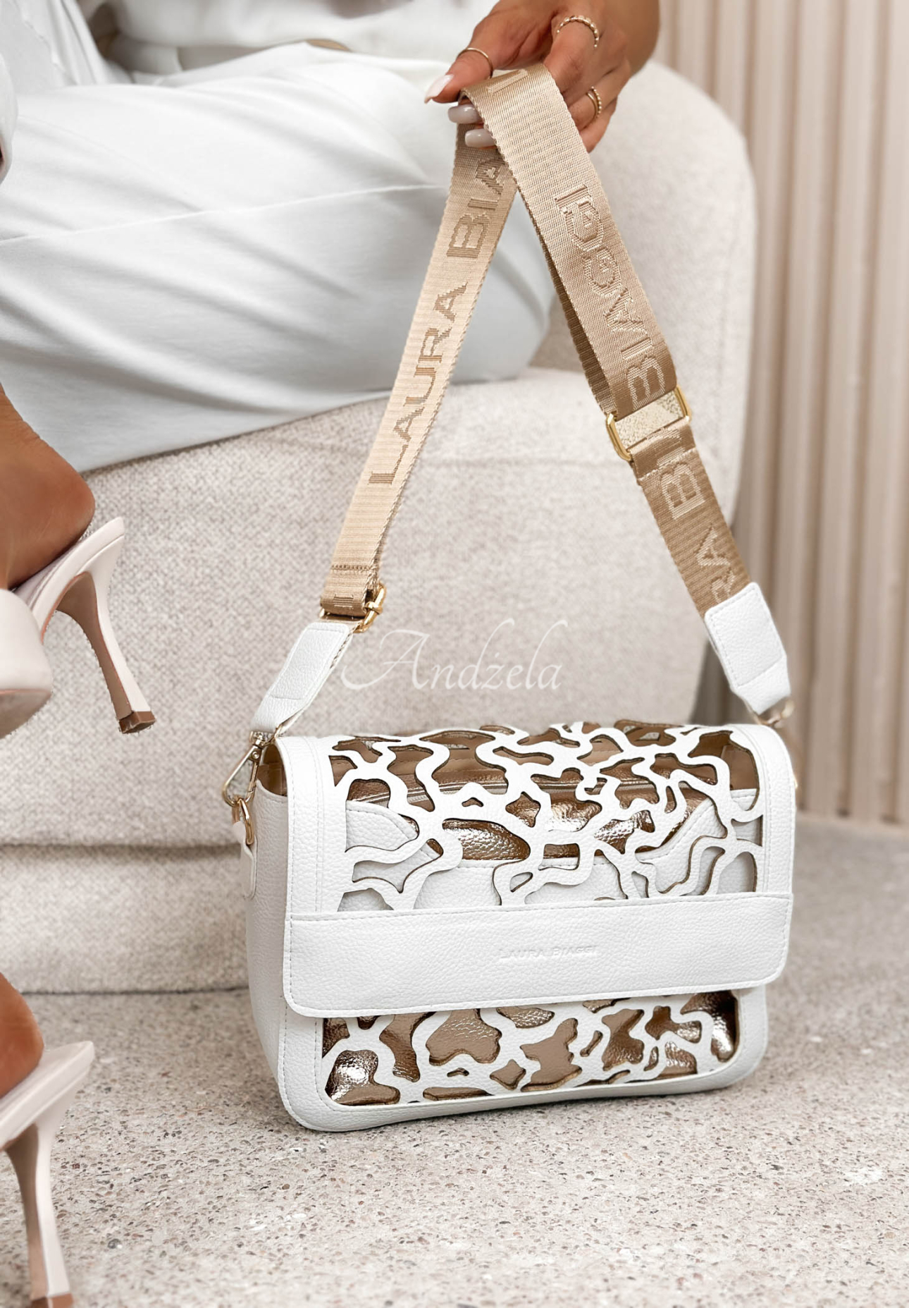 Lederhandtasche mit durchbrochenem Muster und goldenen Verzierungen Rosanna Weiß