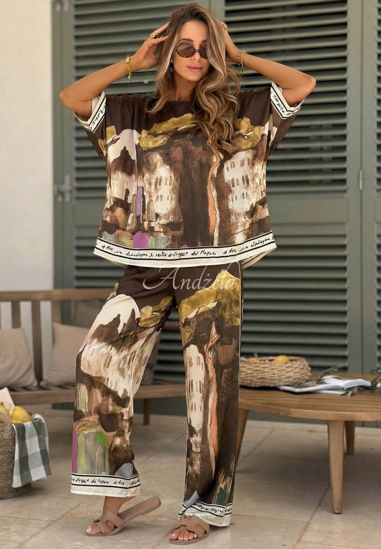 Gemustertes Set aus Bluse und Hose aus Satinviskose Riviera Glow Schokoladenbraun