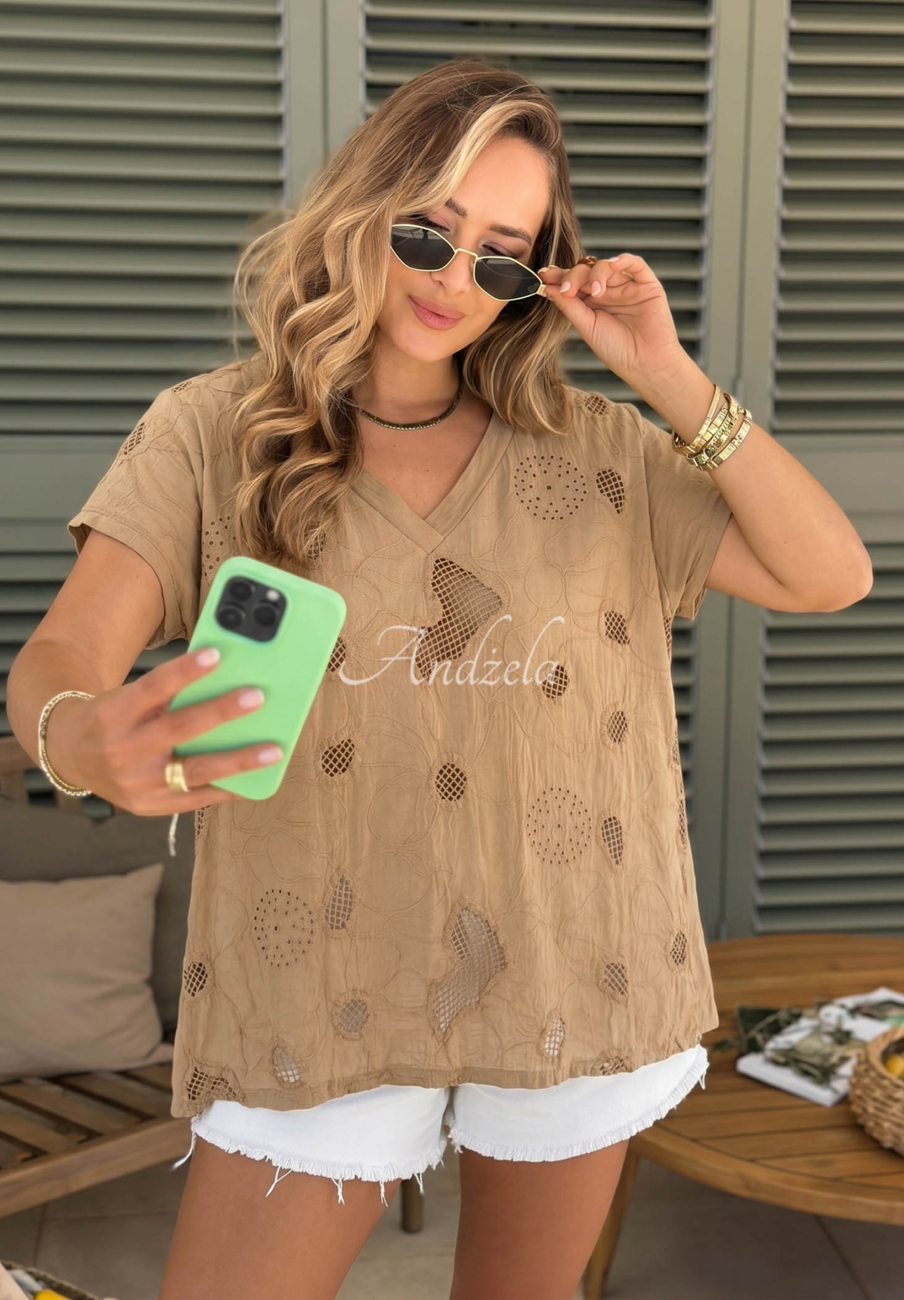 Durchbrochenes Baumwoll-T-Shirt mit Ausschnitt Sol Riviera Mokkafarben