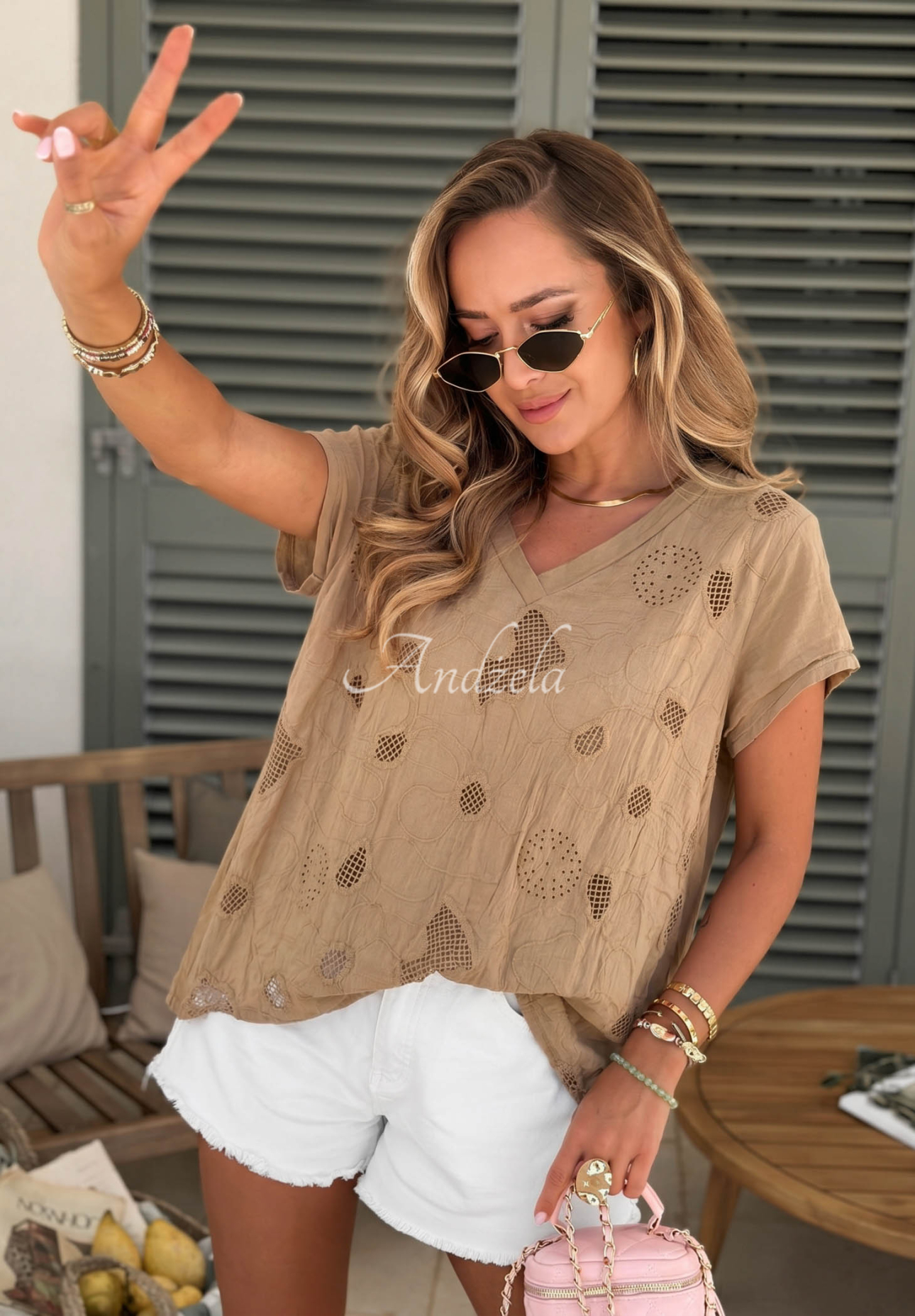 Durchbrochenes Baumwoll-T-Shirt mit Ausschnitt Sol Riviera Mokkafarben