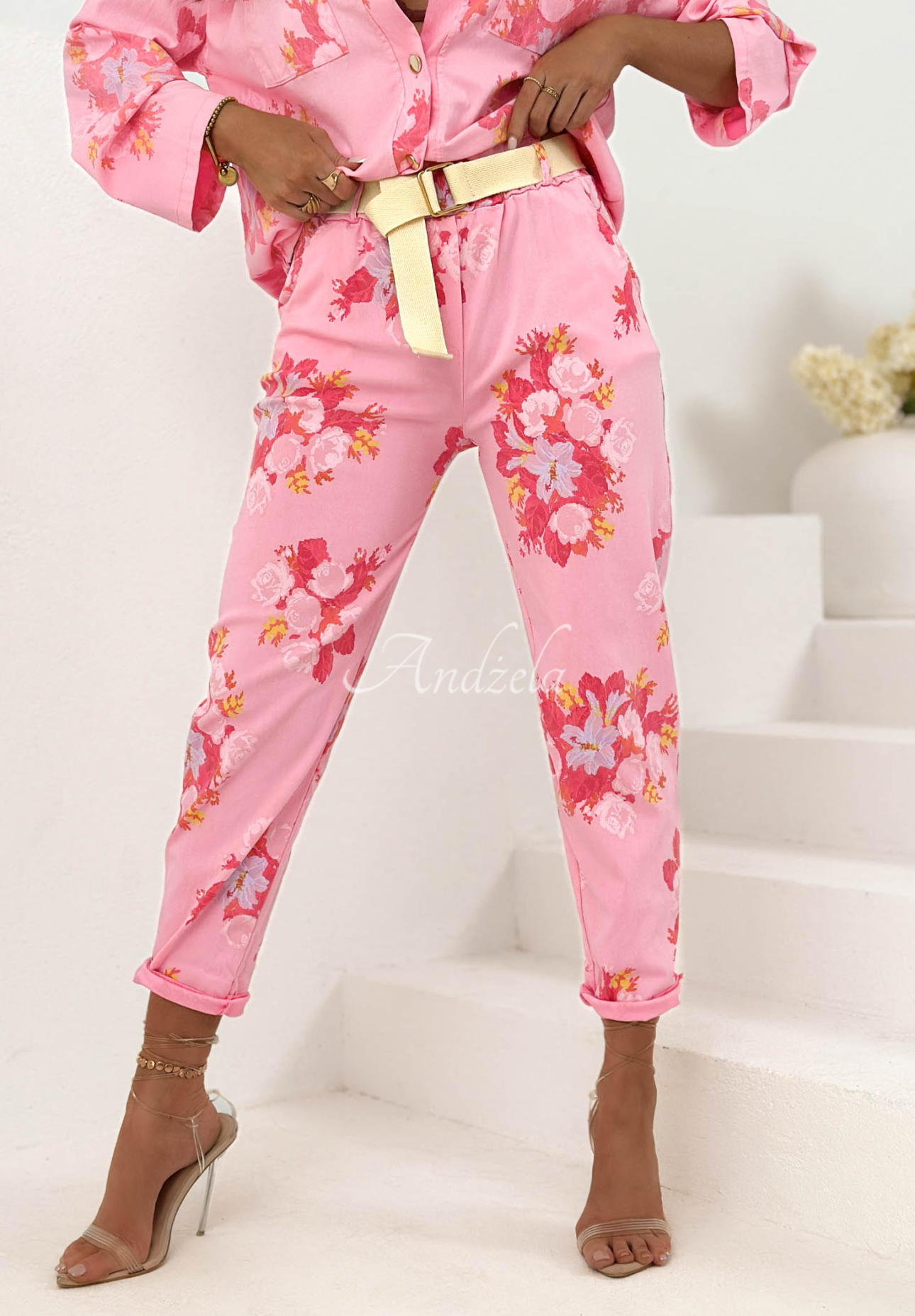 Kwieciste Hose mom fit z paskiem Sunny Blossom Rosa