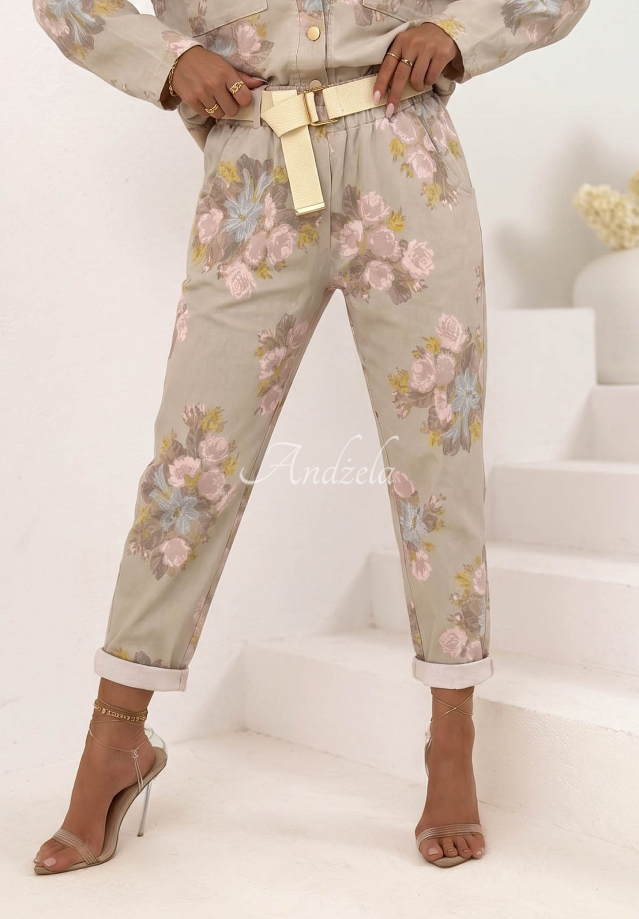 Kwieciste Hose mom fit z paskiem Sunny Blossom Beige
