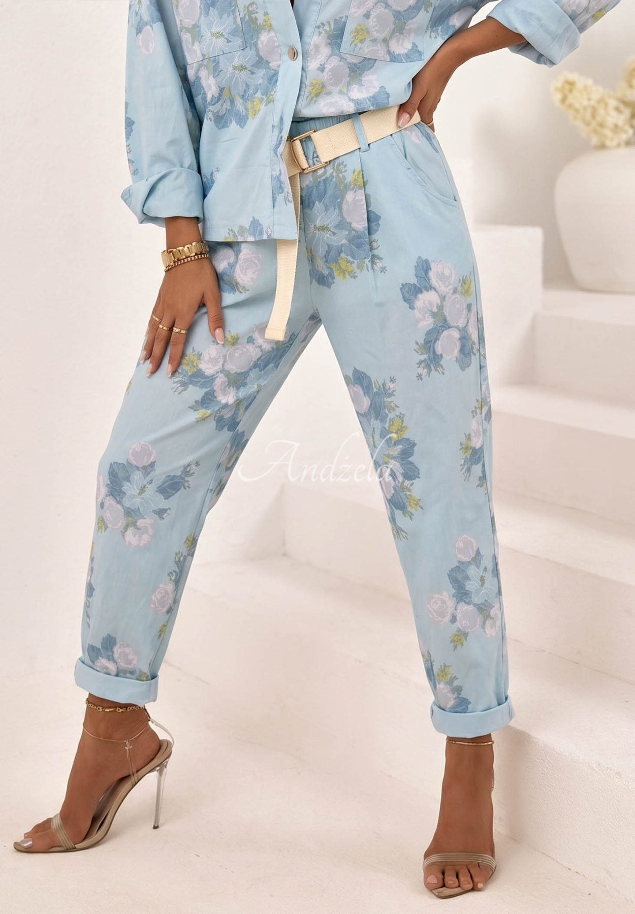 Kwieciste Hose mom fit z paskiem Sunny Blossom Himmelblau