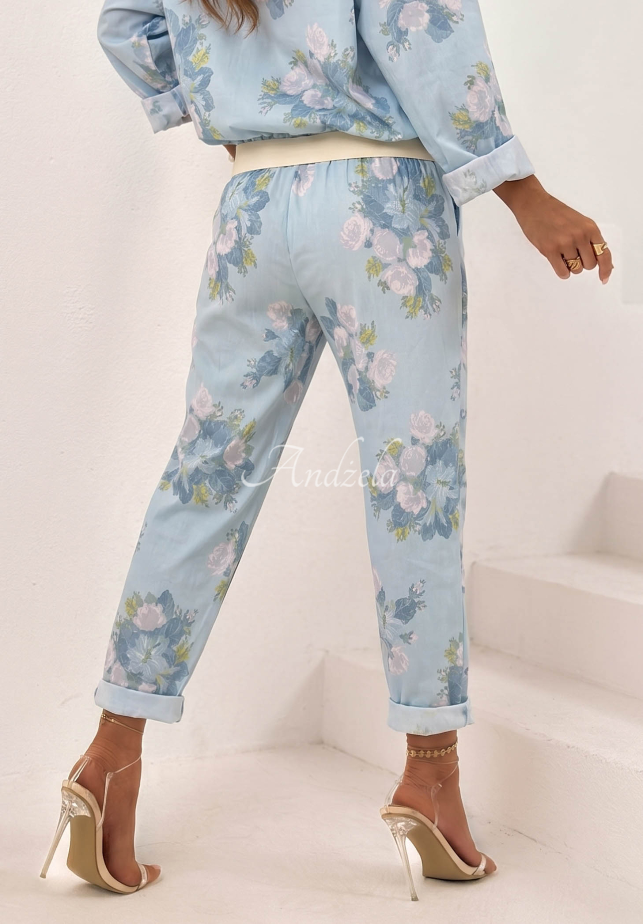 Kwieciste Hose mom fit z paskiem Sunny Blossom Himmelblau