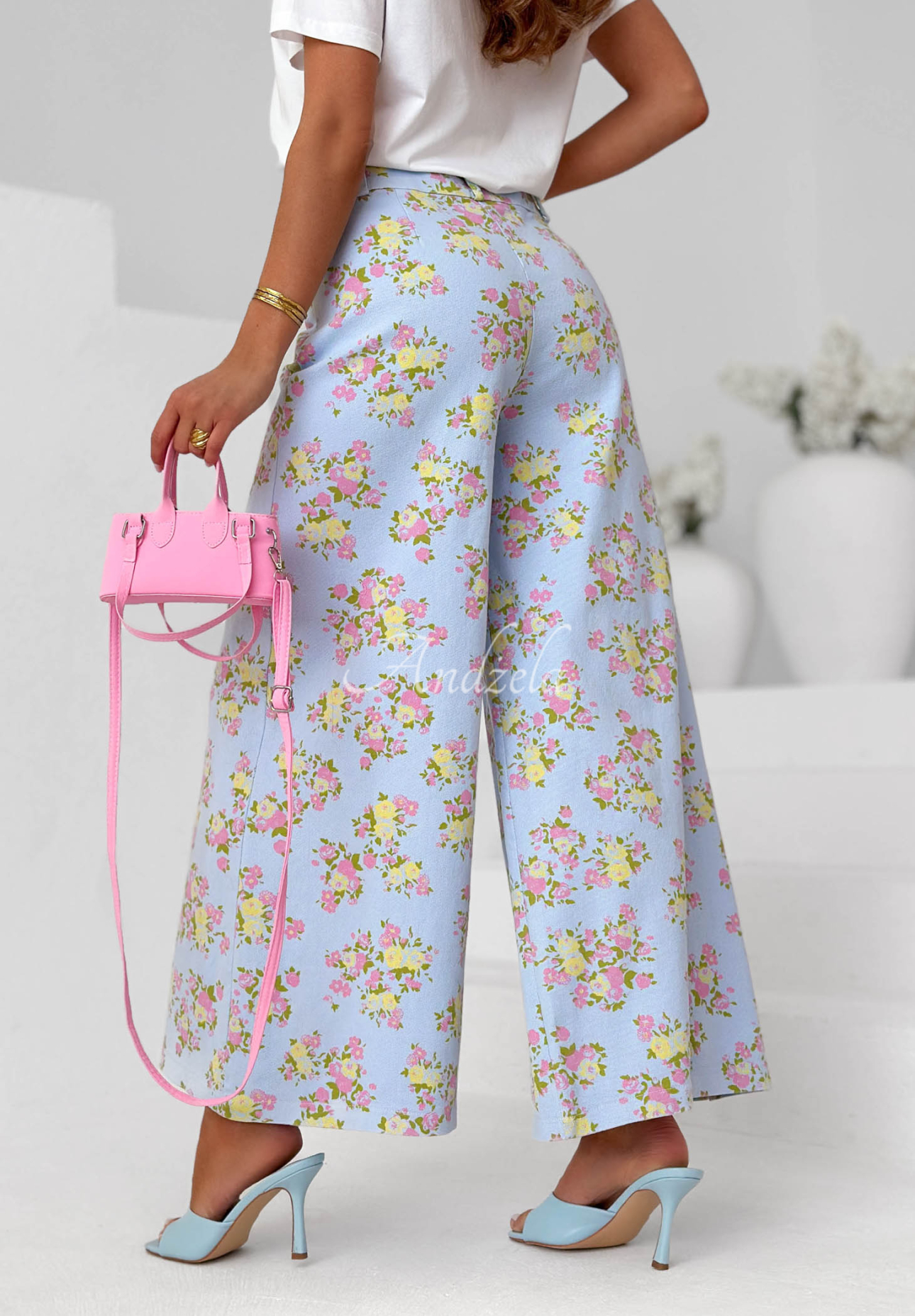 Jeans wide leg mit Blumenmuster Flower Vibes Himmelblau